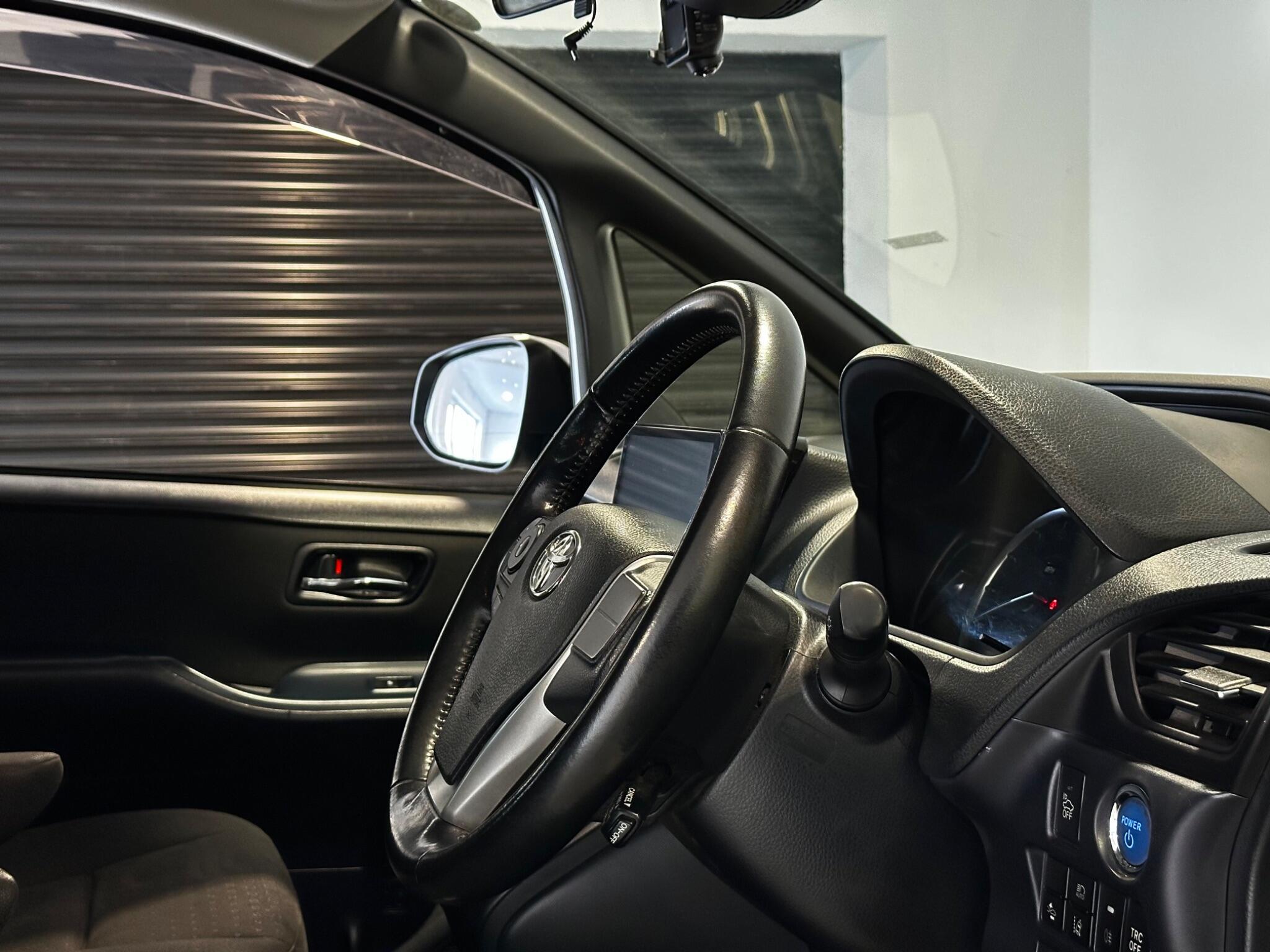 Toyota Noah - Image 2