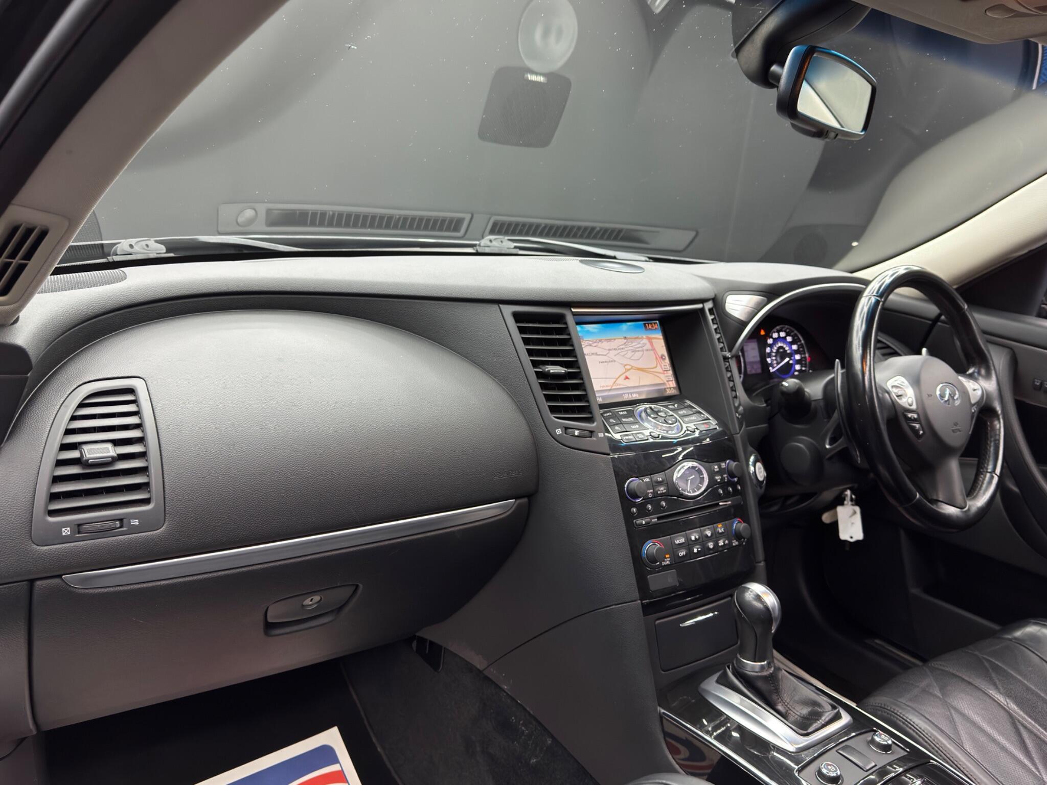 Infiniti QX70 - Image 11