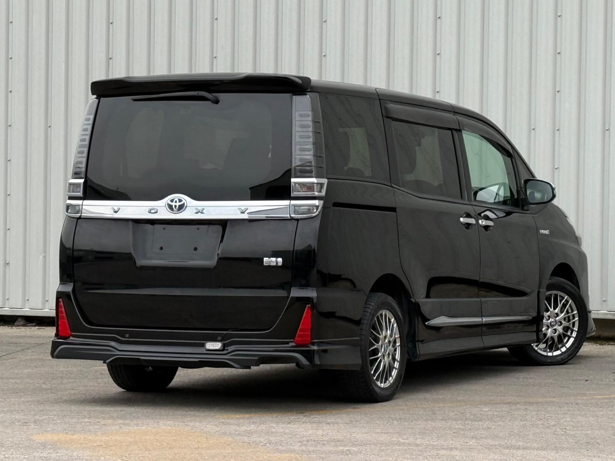 Toyota Voxy - Image 20