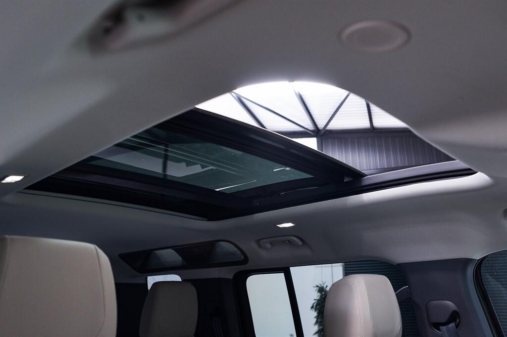 Land Rover Defender 110 - Image 4