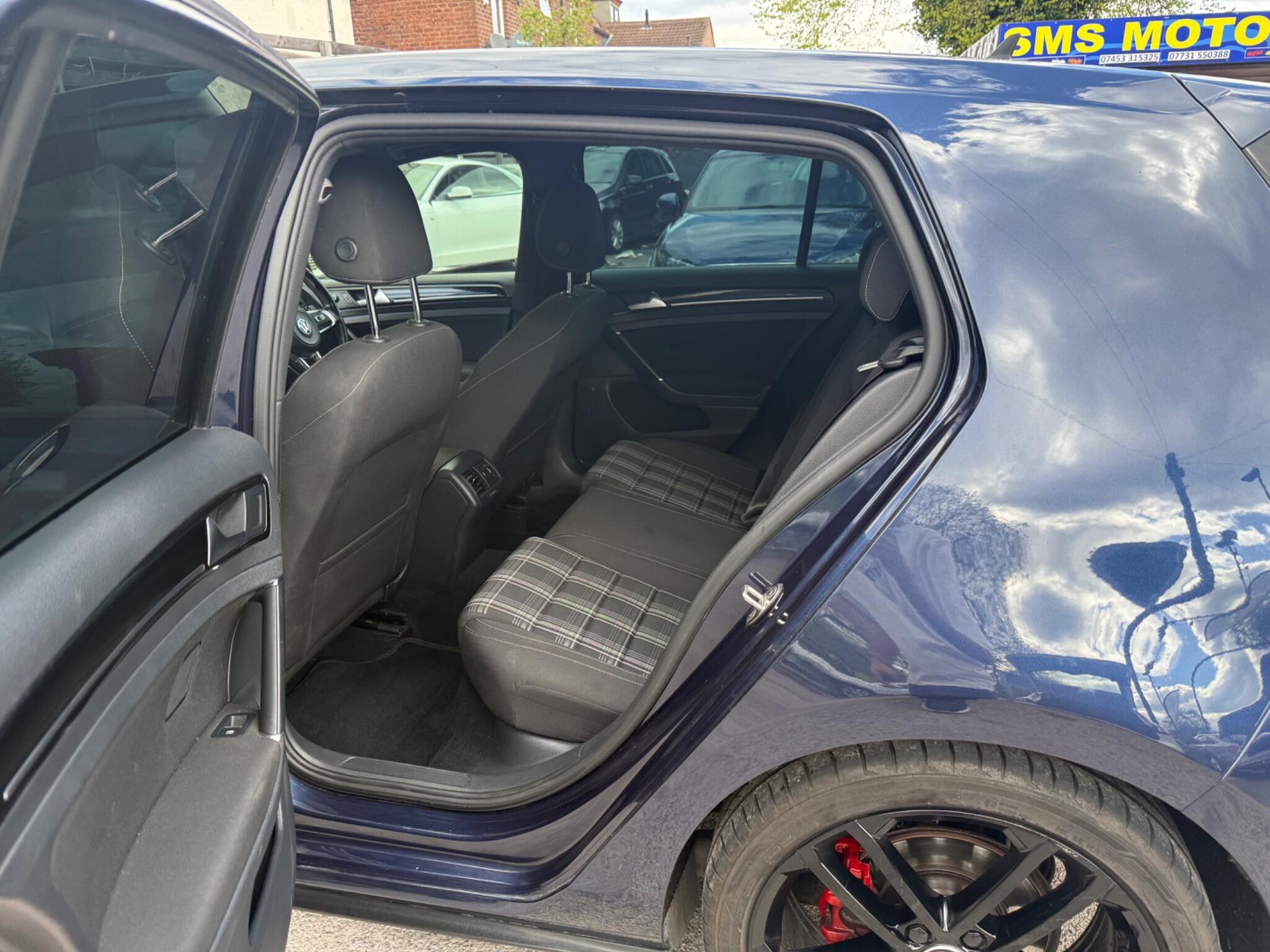 Volkswagen Golf - Image 25