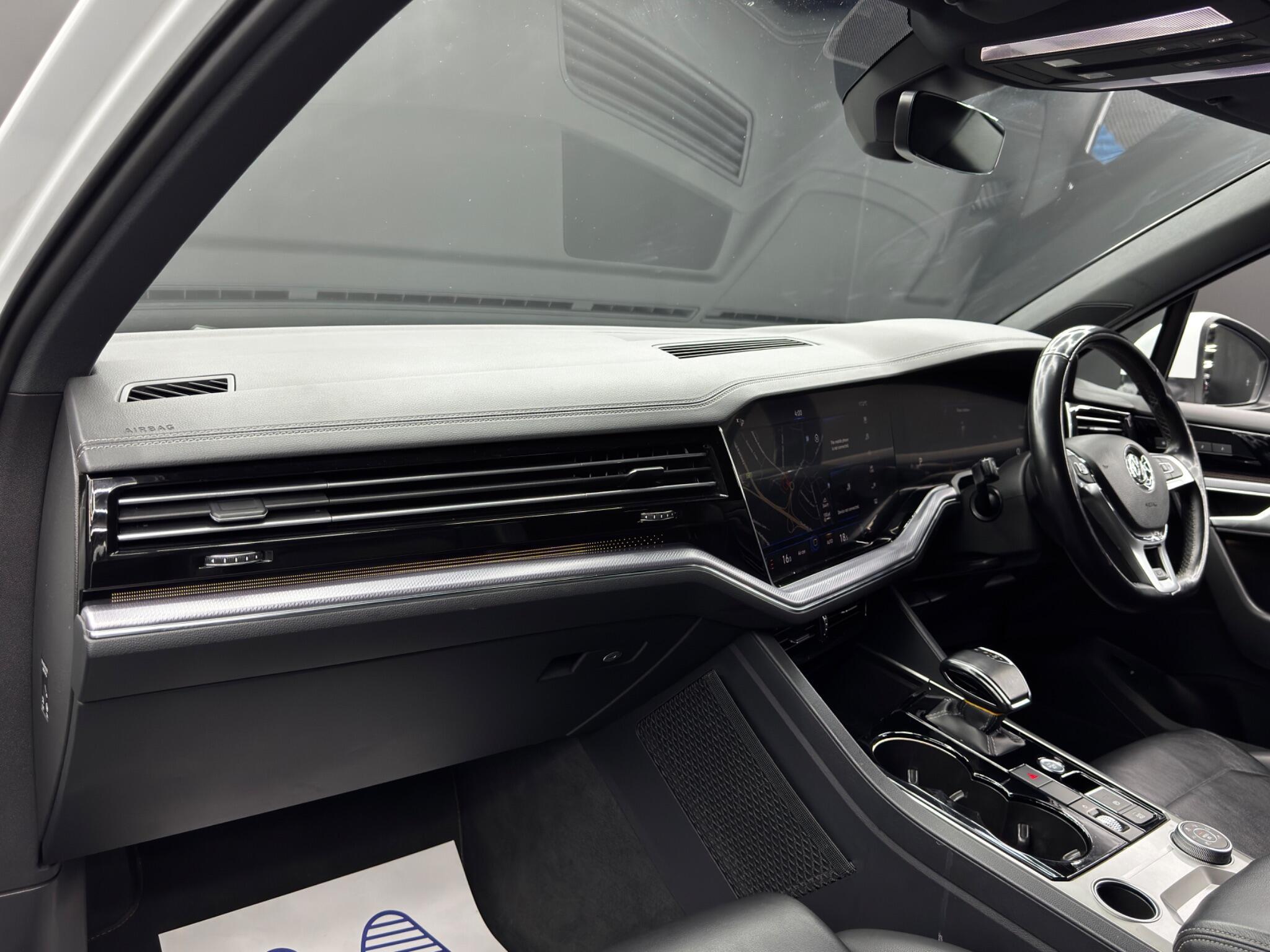 Volkswagen Touareg - Image 11