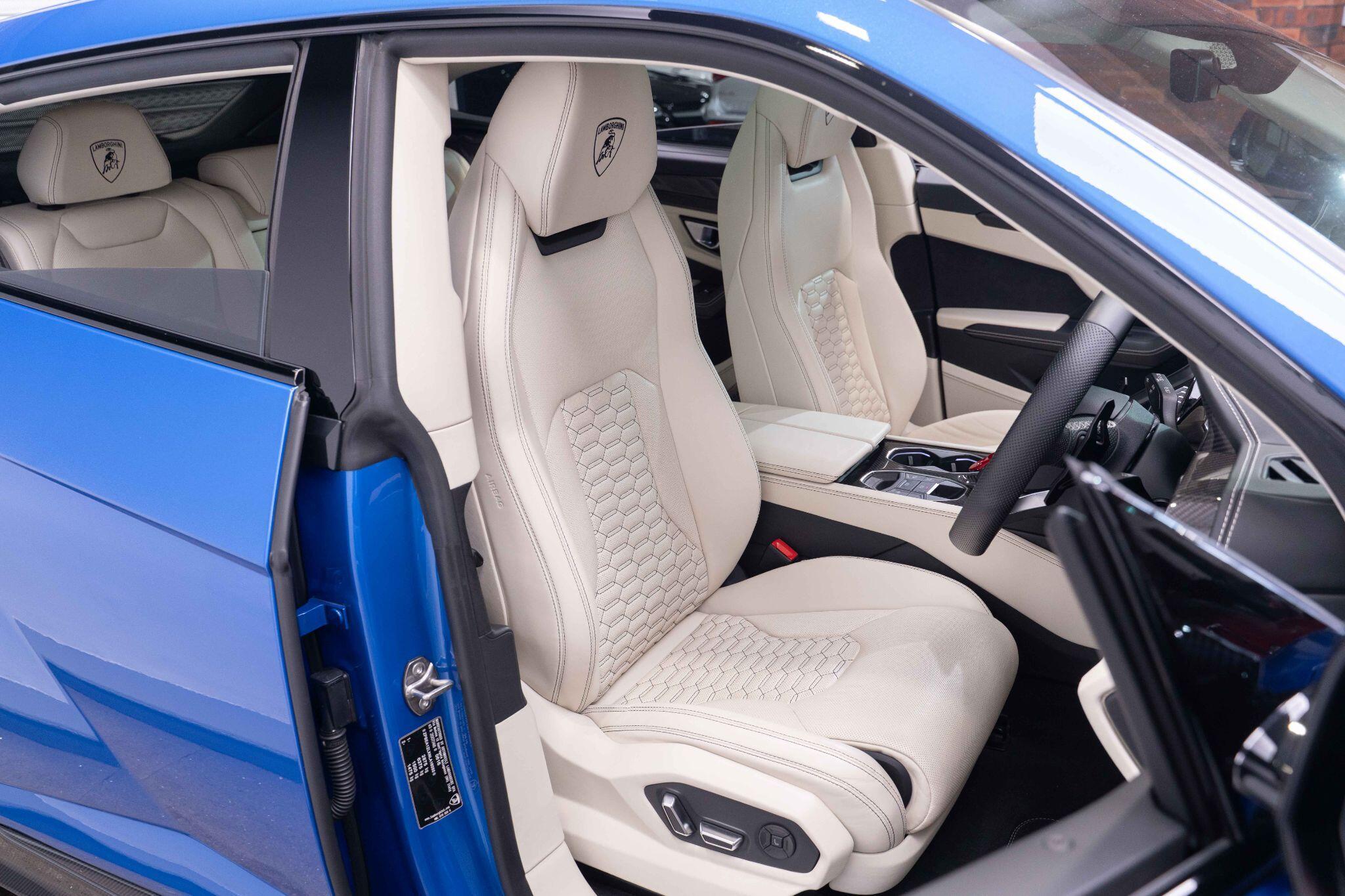 Lamborghini Urus - Image 24