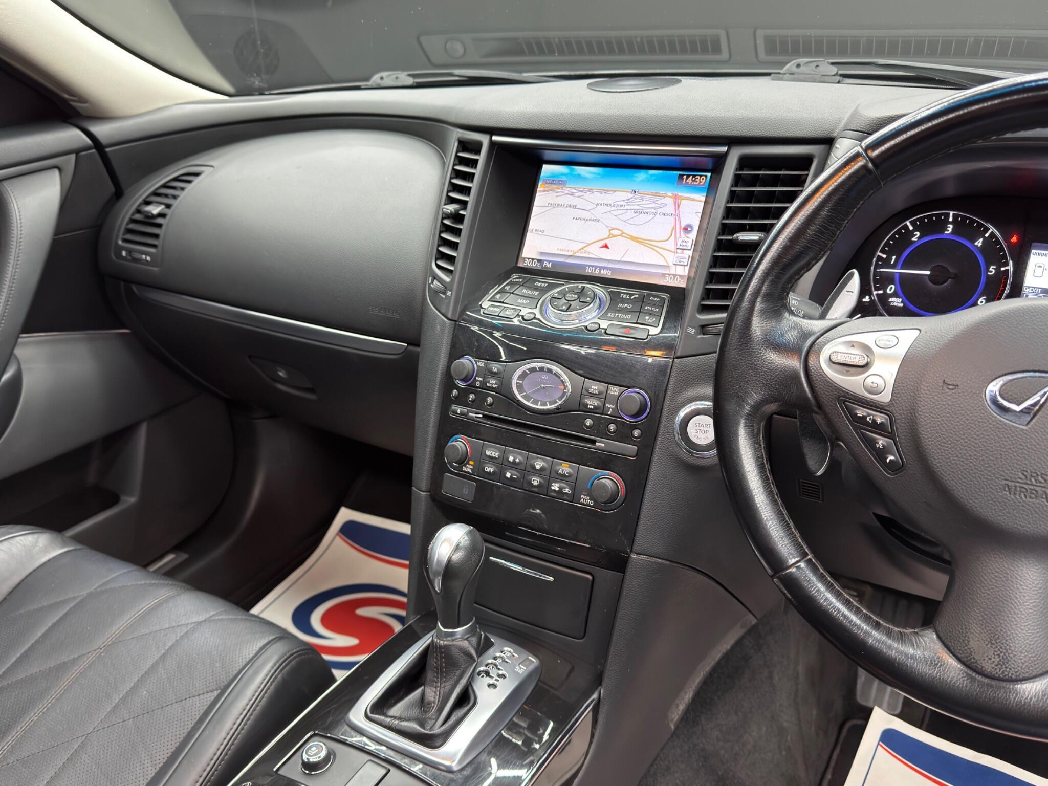 Infiniti QX70 - Image 23