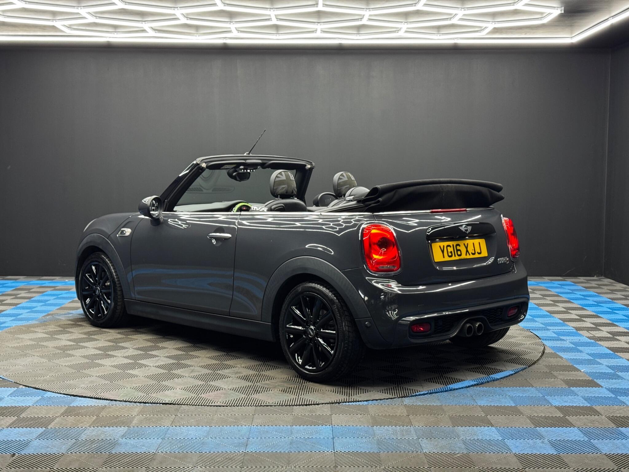 MINI Convertible - Image 7