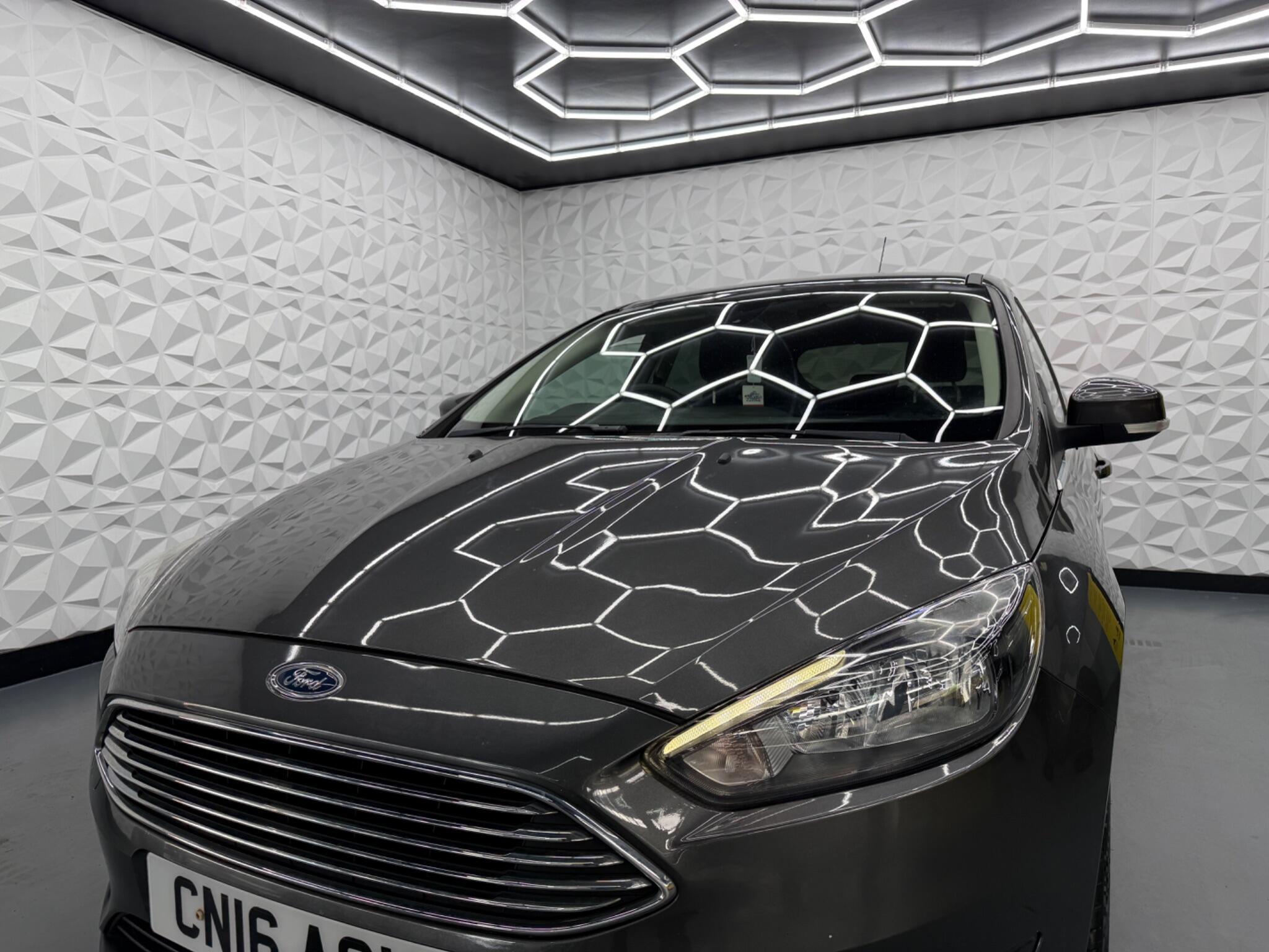 Ford Focus - Image 9