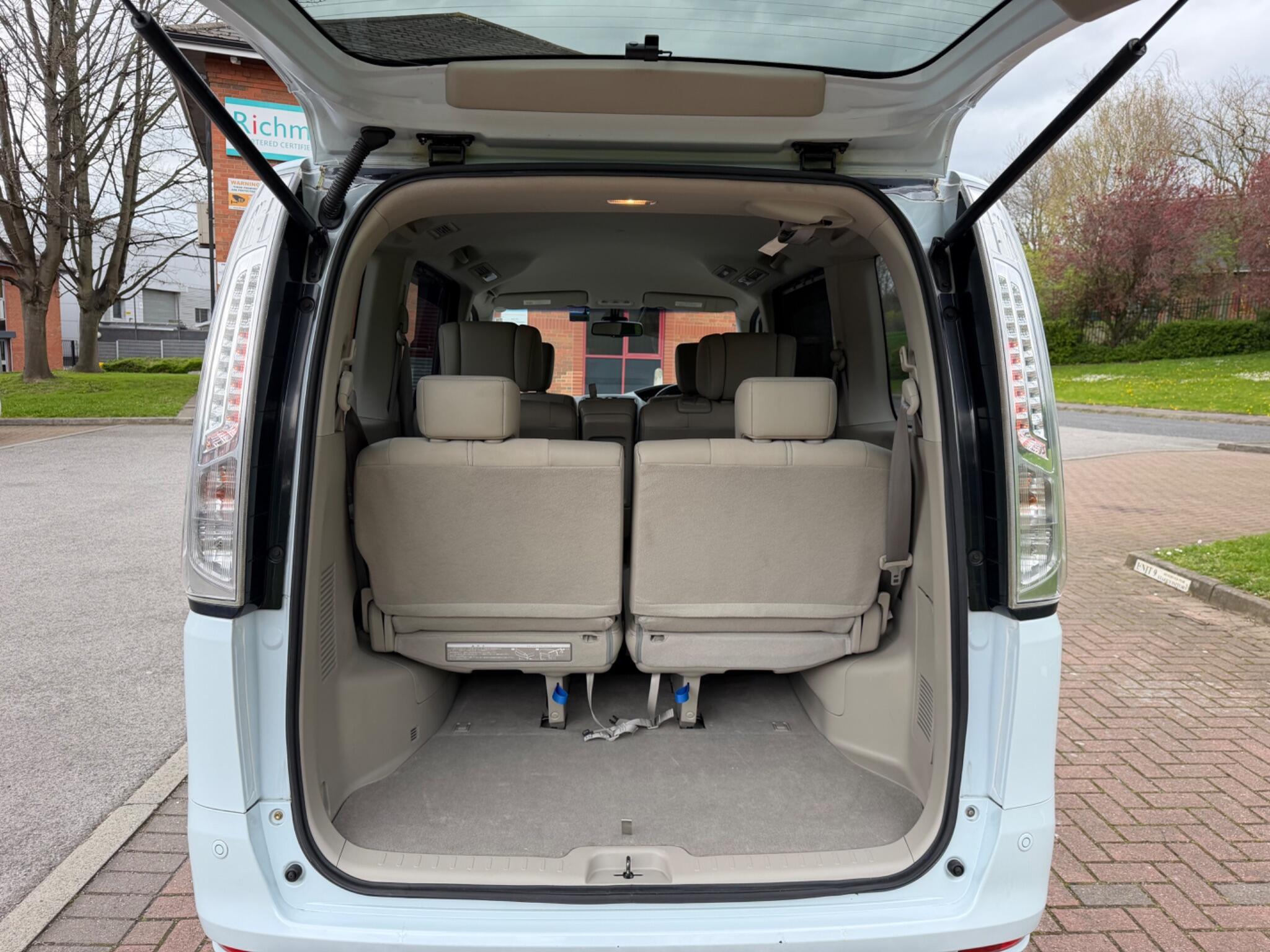 Nissan Serena - Image 20