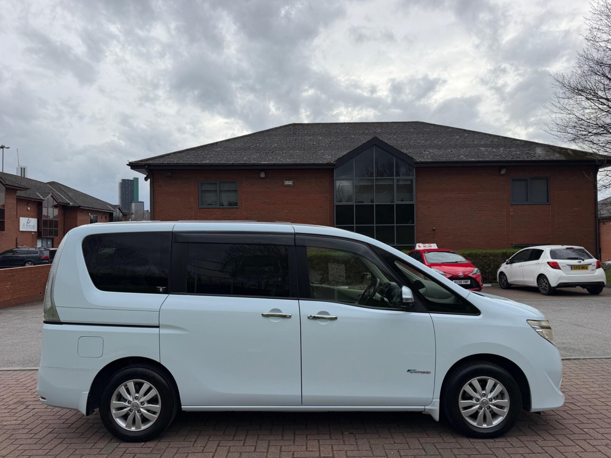 Nissan Serena - Image 3