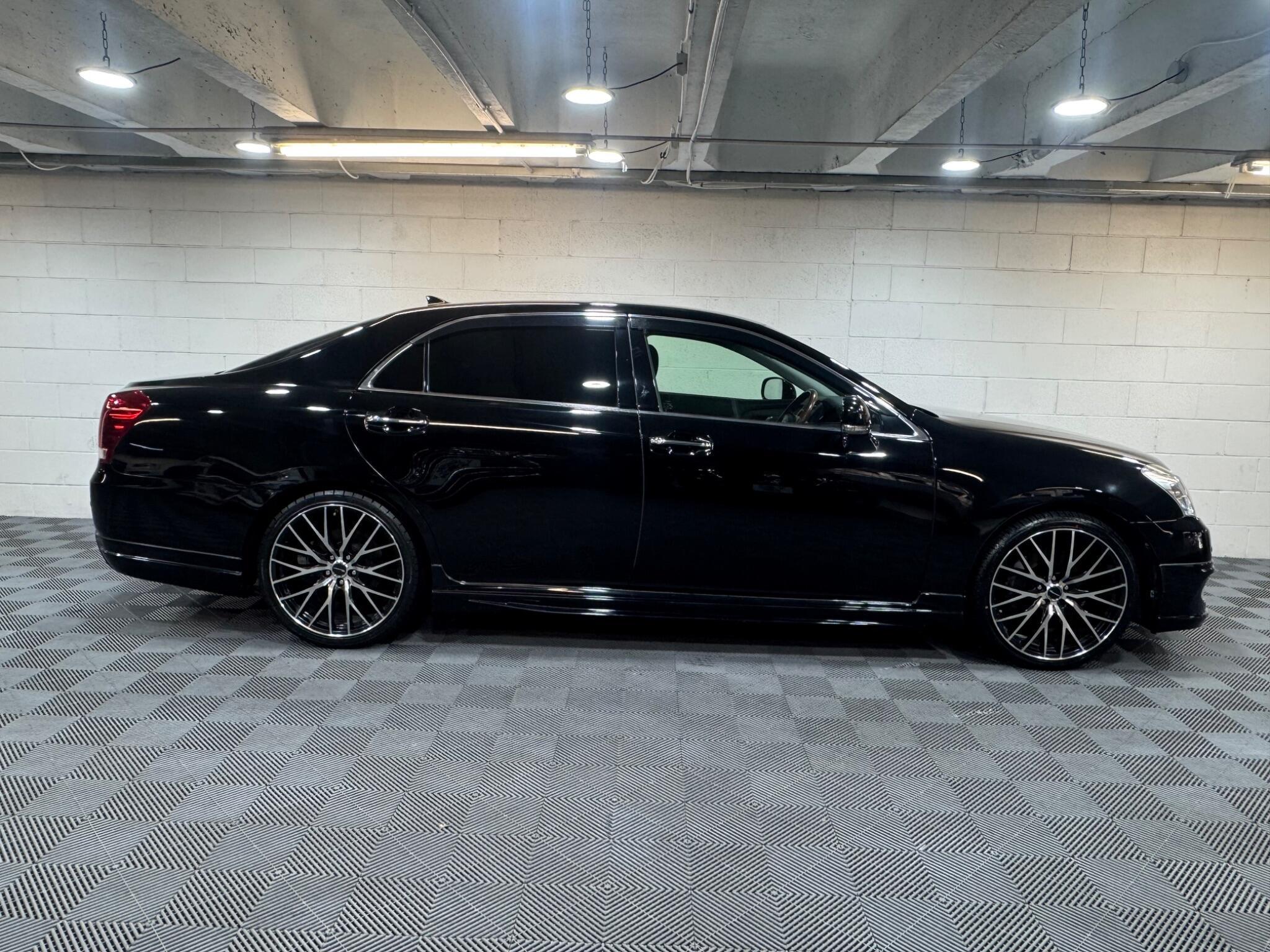 Toyota CROWN - Image 5