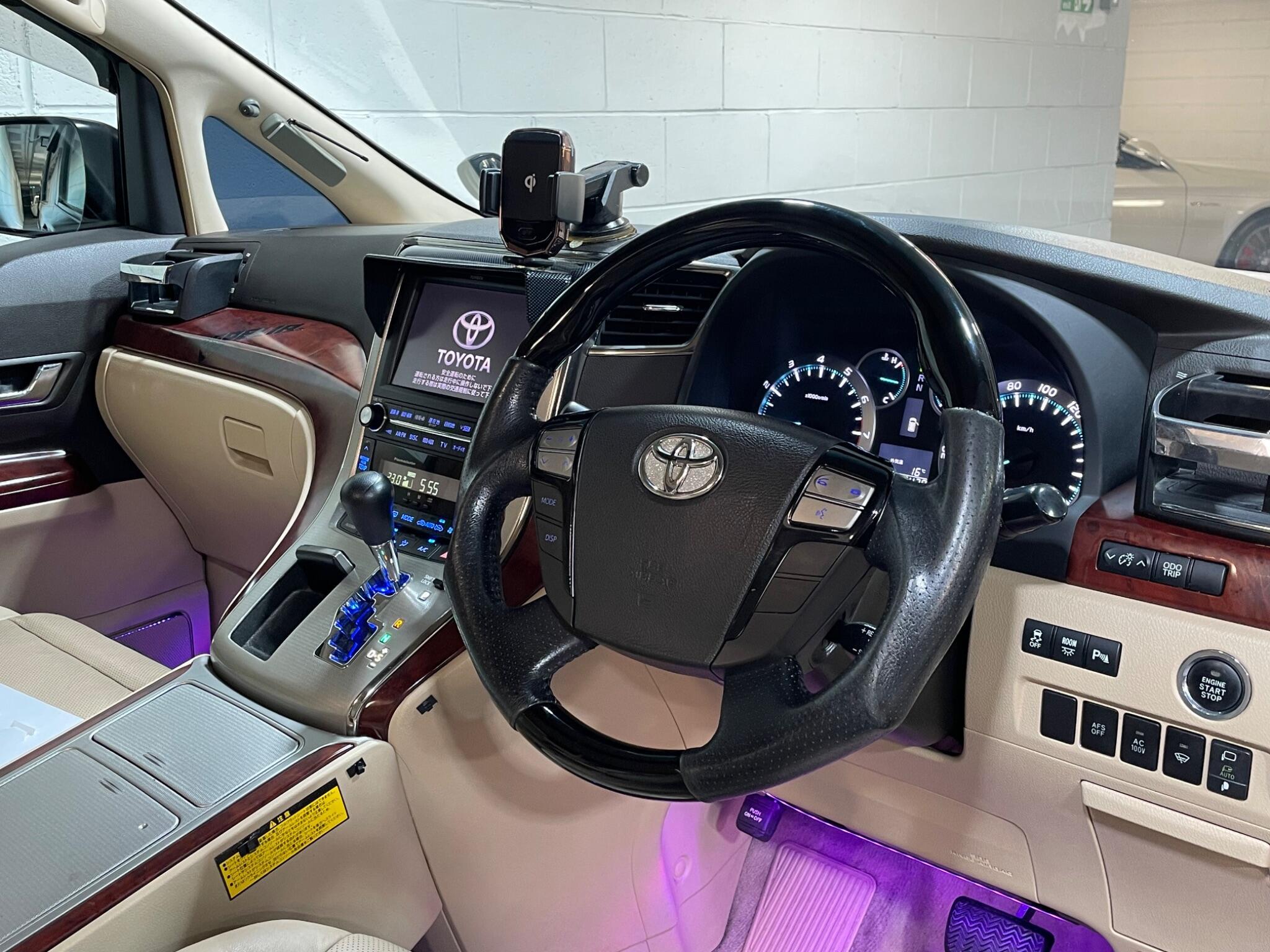 Toyota Vellfire - Image 8