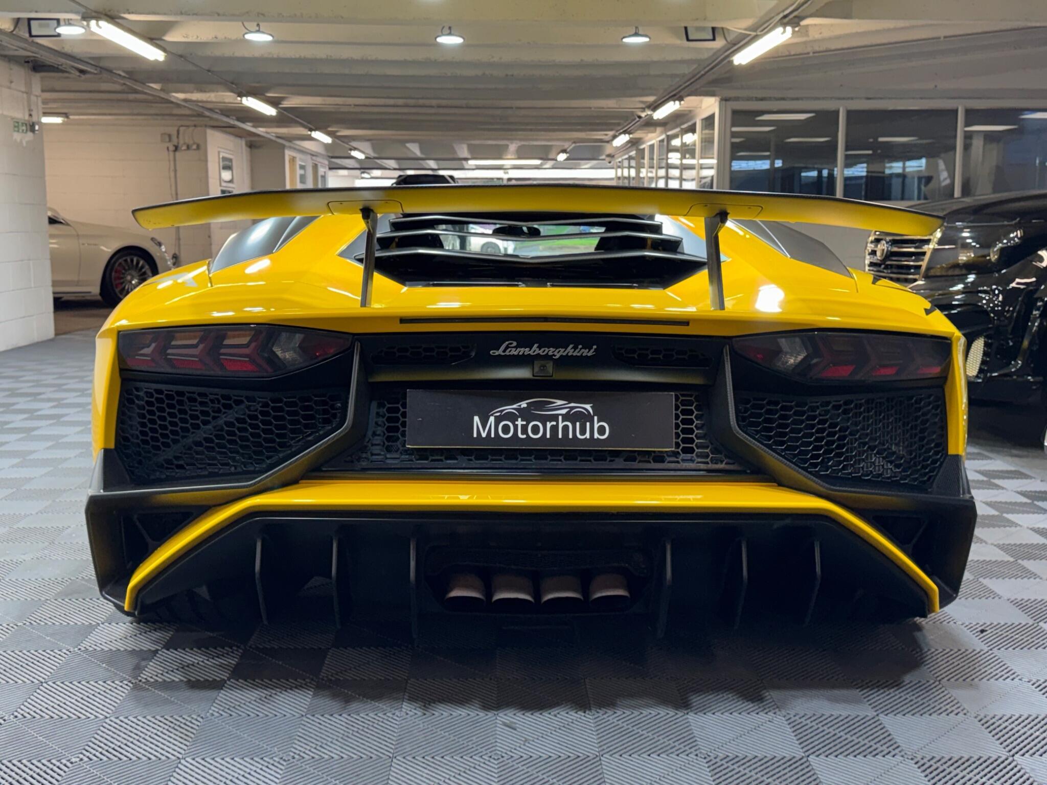 Lamborghini Aventador - Image 4