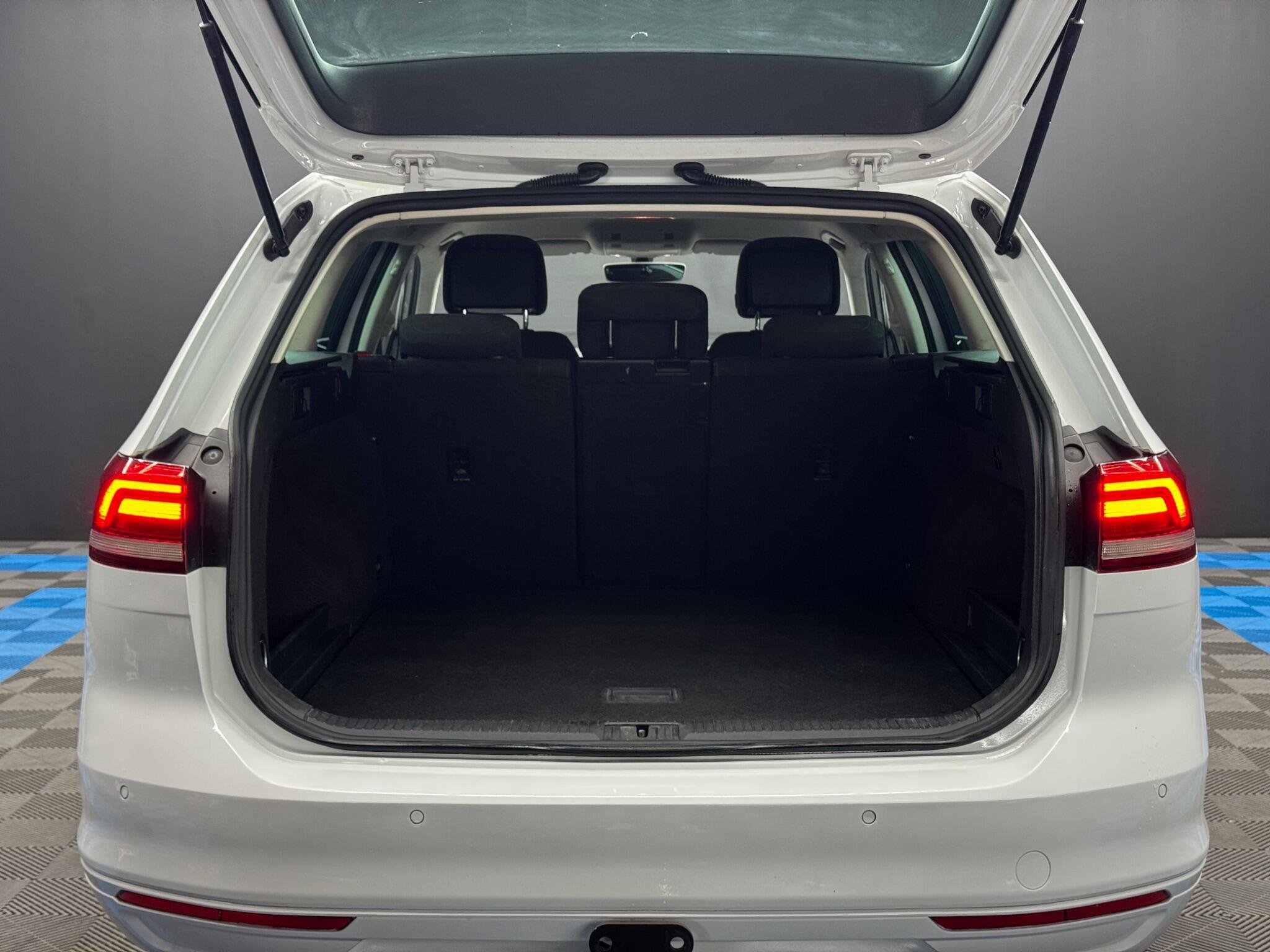 Volkswagen Passat - Image 36