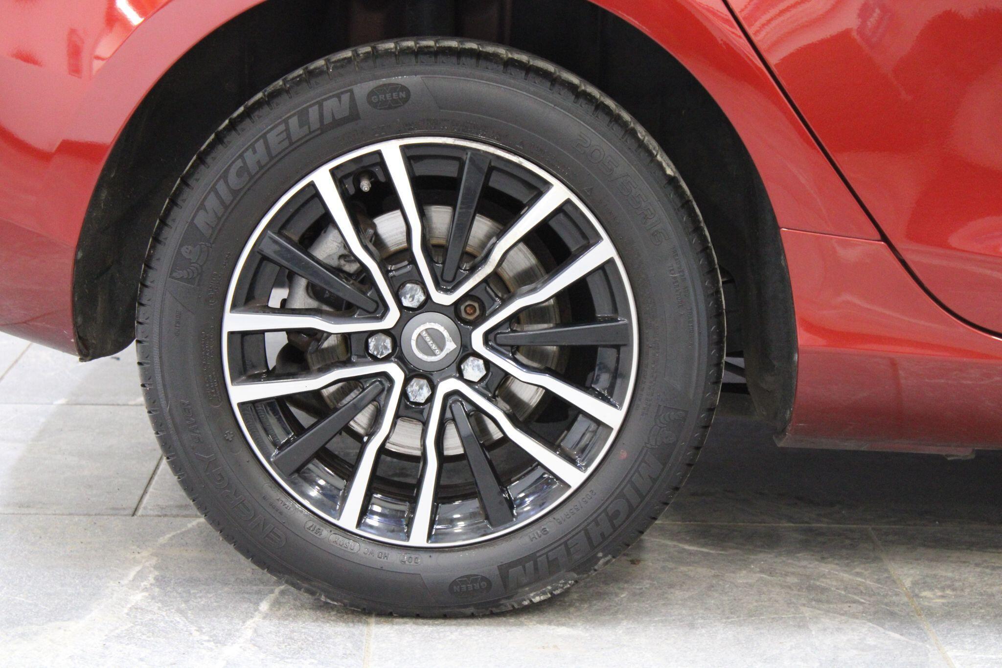 Volvo V40 - Image 10