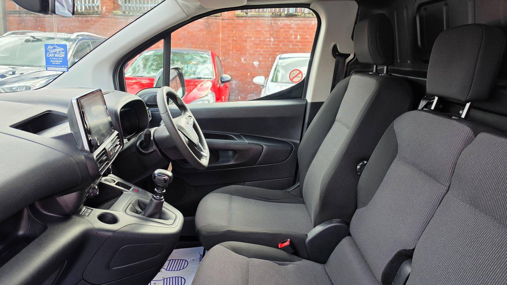 Vauxhall Combo - Image 14