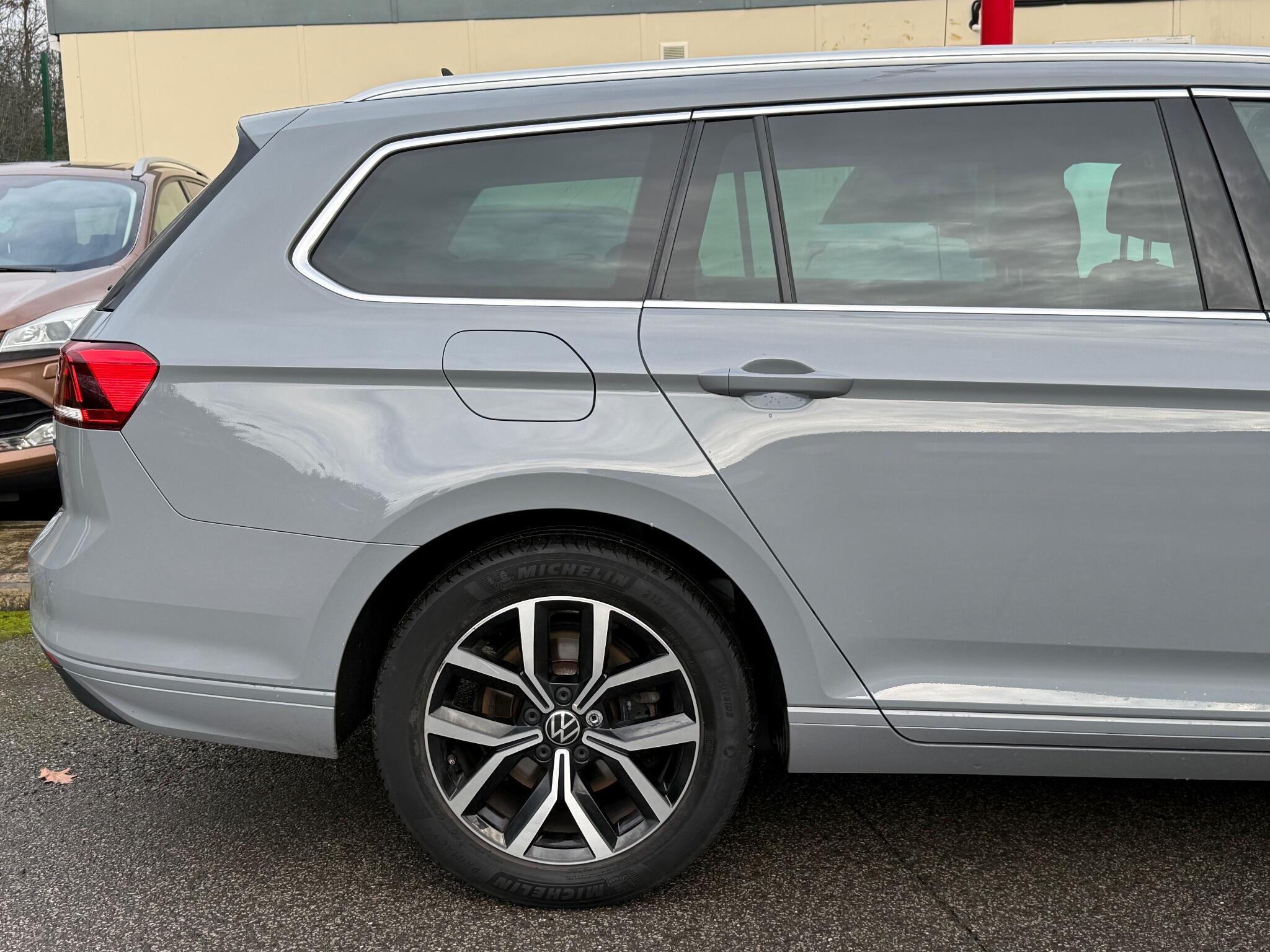 Volkswagen Passat - Image 13