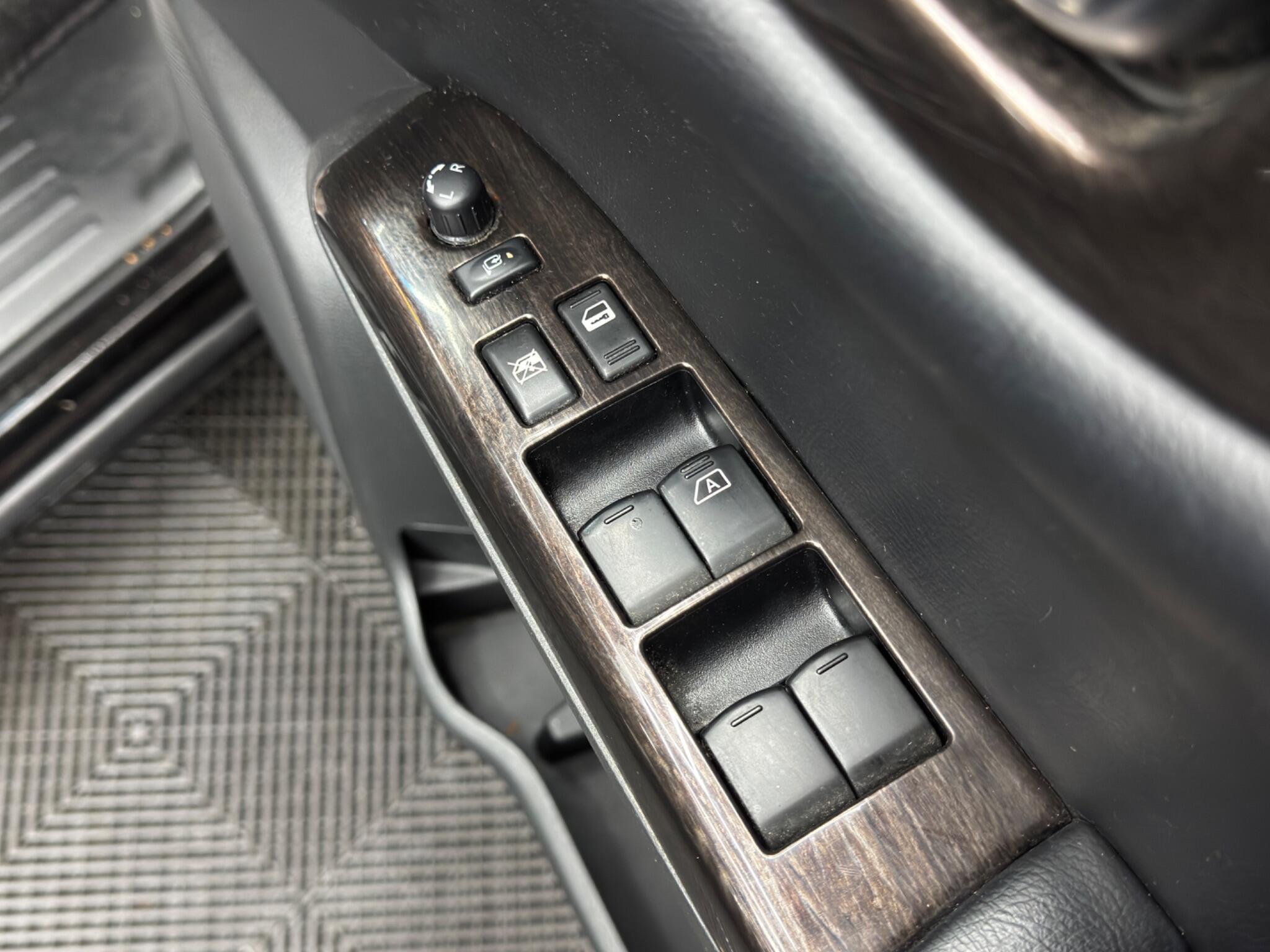 Nissan Elgrand - Image 37