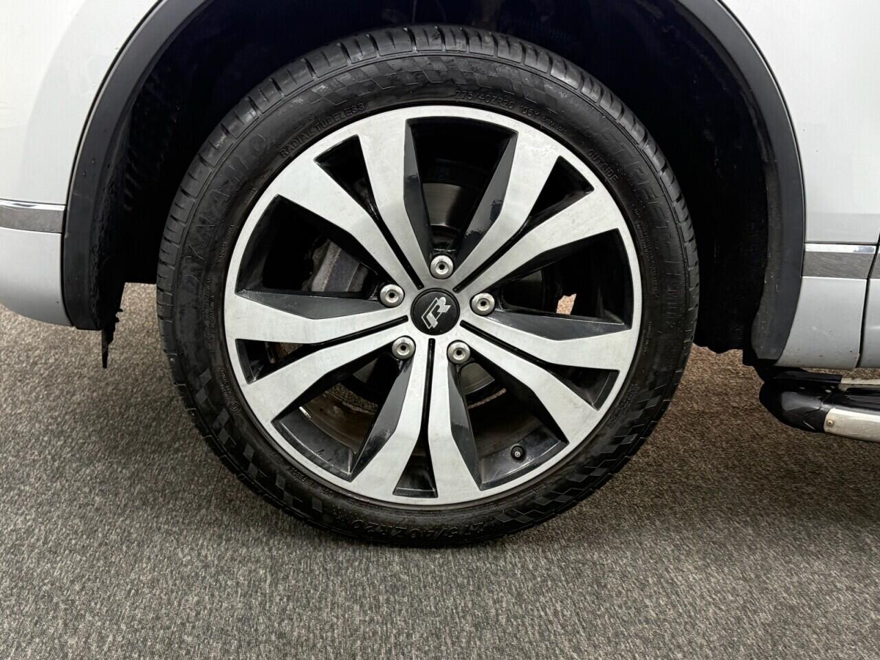 Volkswagen Touareg - Image 11