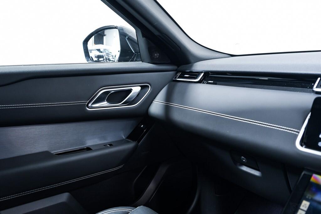 Land Rover Range Rover Velar - Image 17