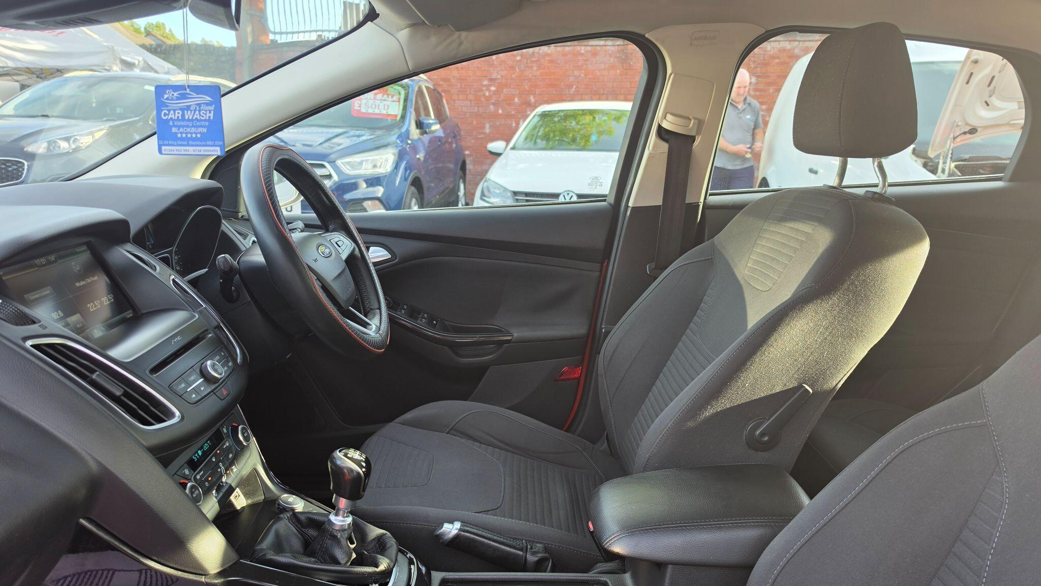 Ford Focus - Image 14
