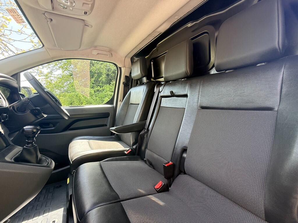 Vauxhall Vivaro - Image 21