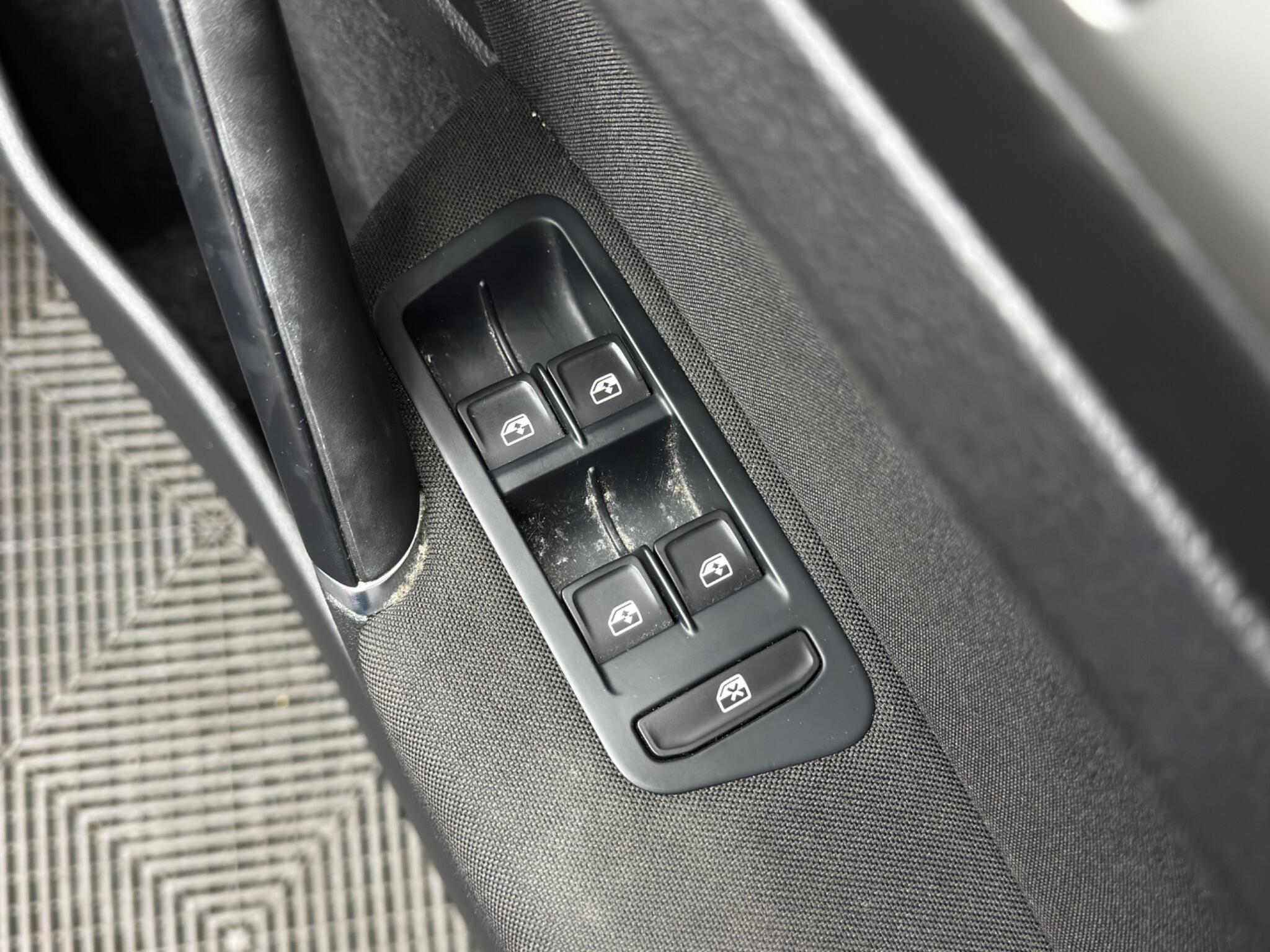 Volkswagen Golf - Image 45