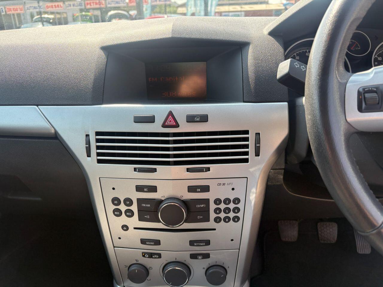 Vauxhall Astra - Image 11