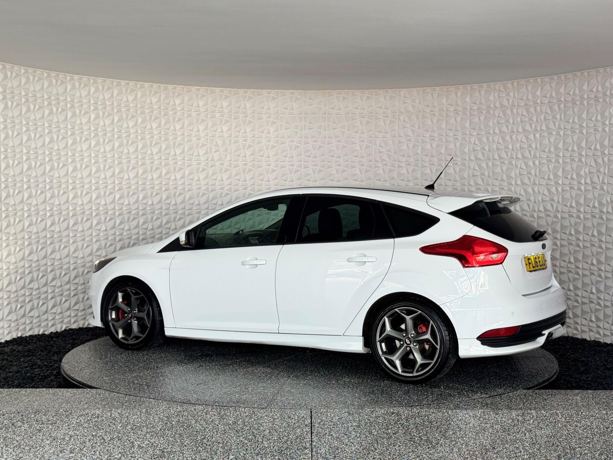 Ford Focus - Image 20