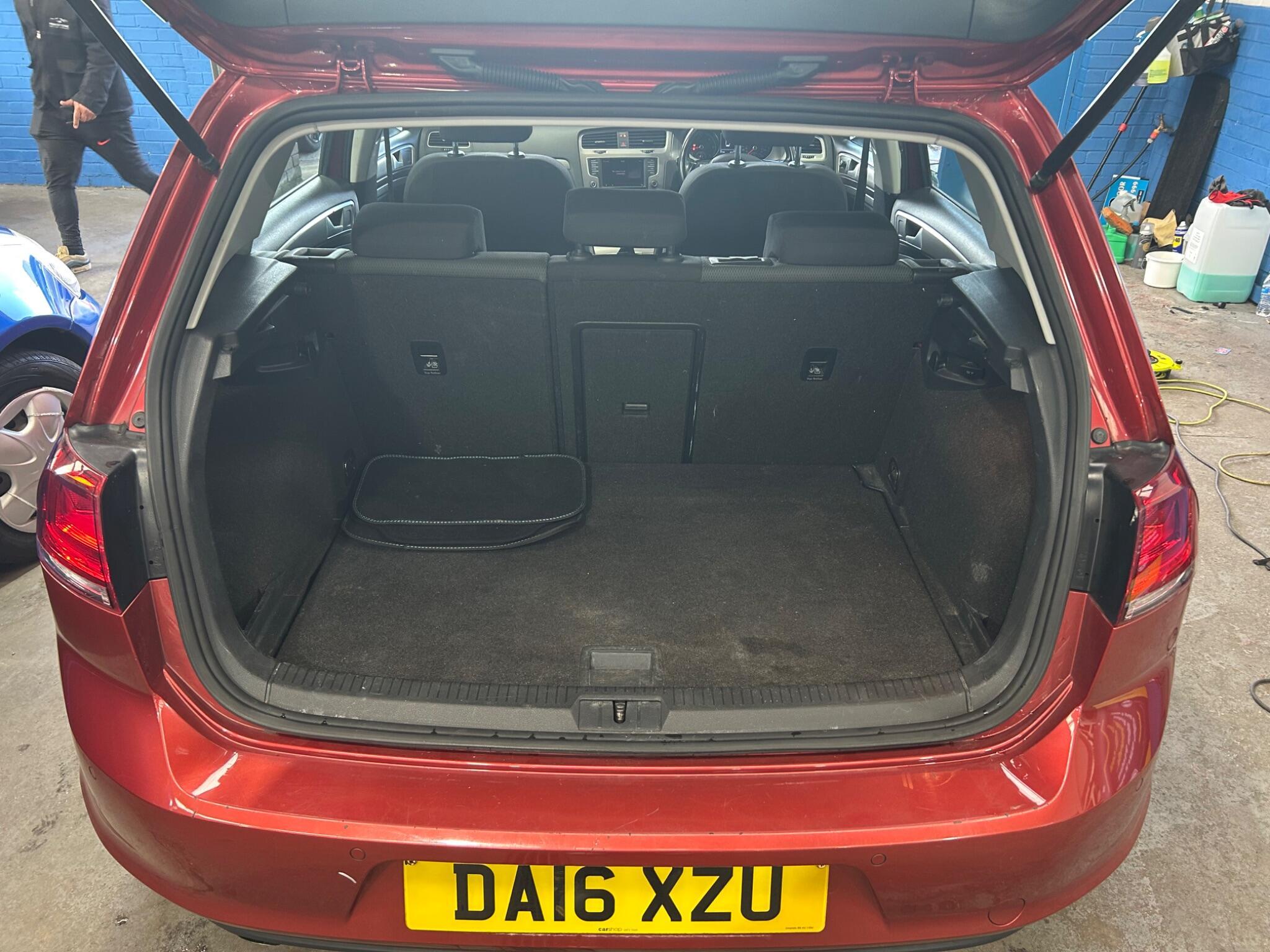 Volkswagen Golf - Image 25