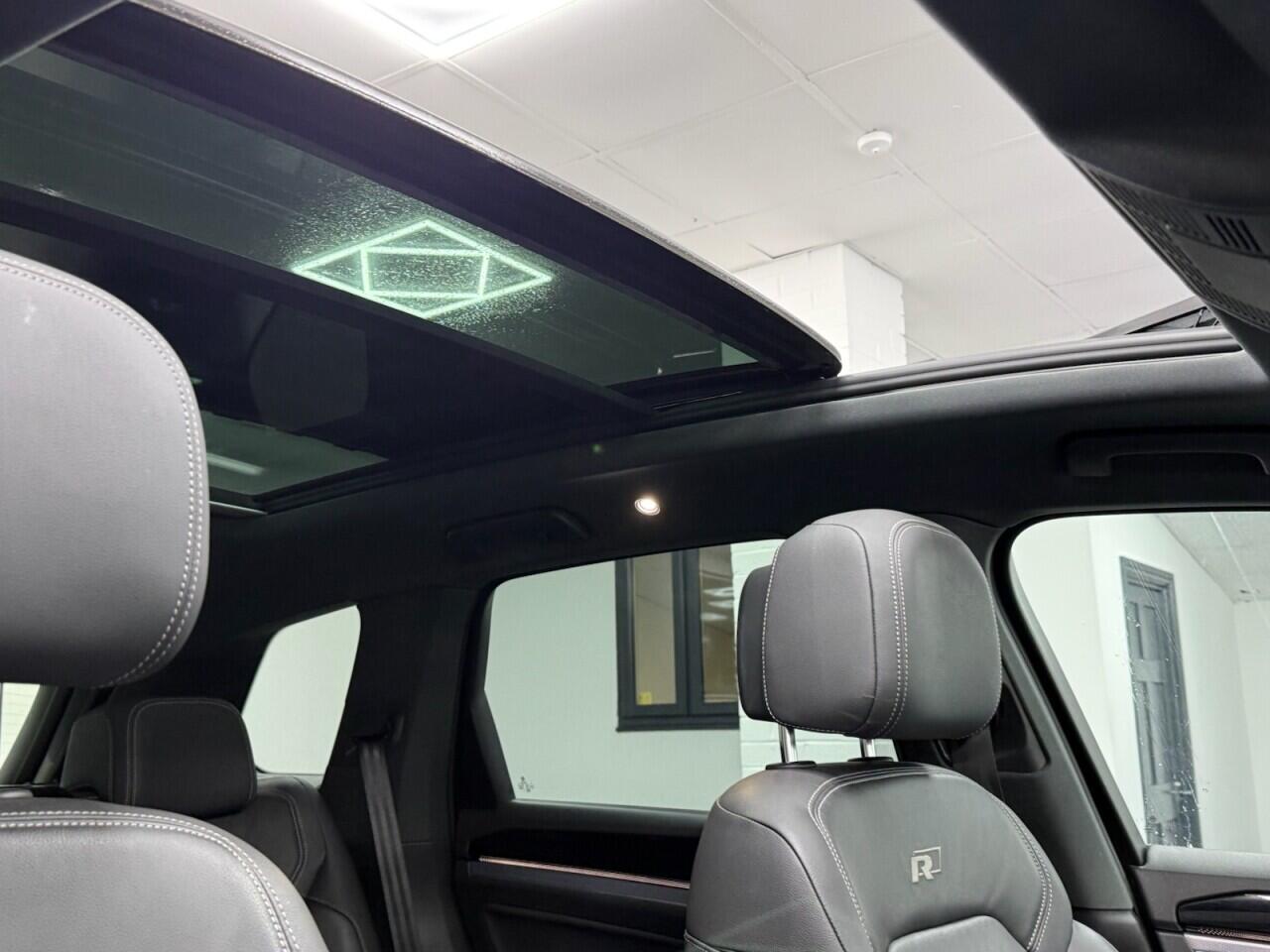 Volkswagen Touareg - Image 17