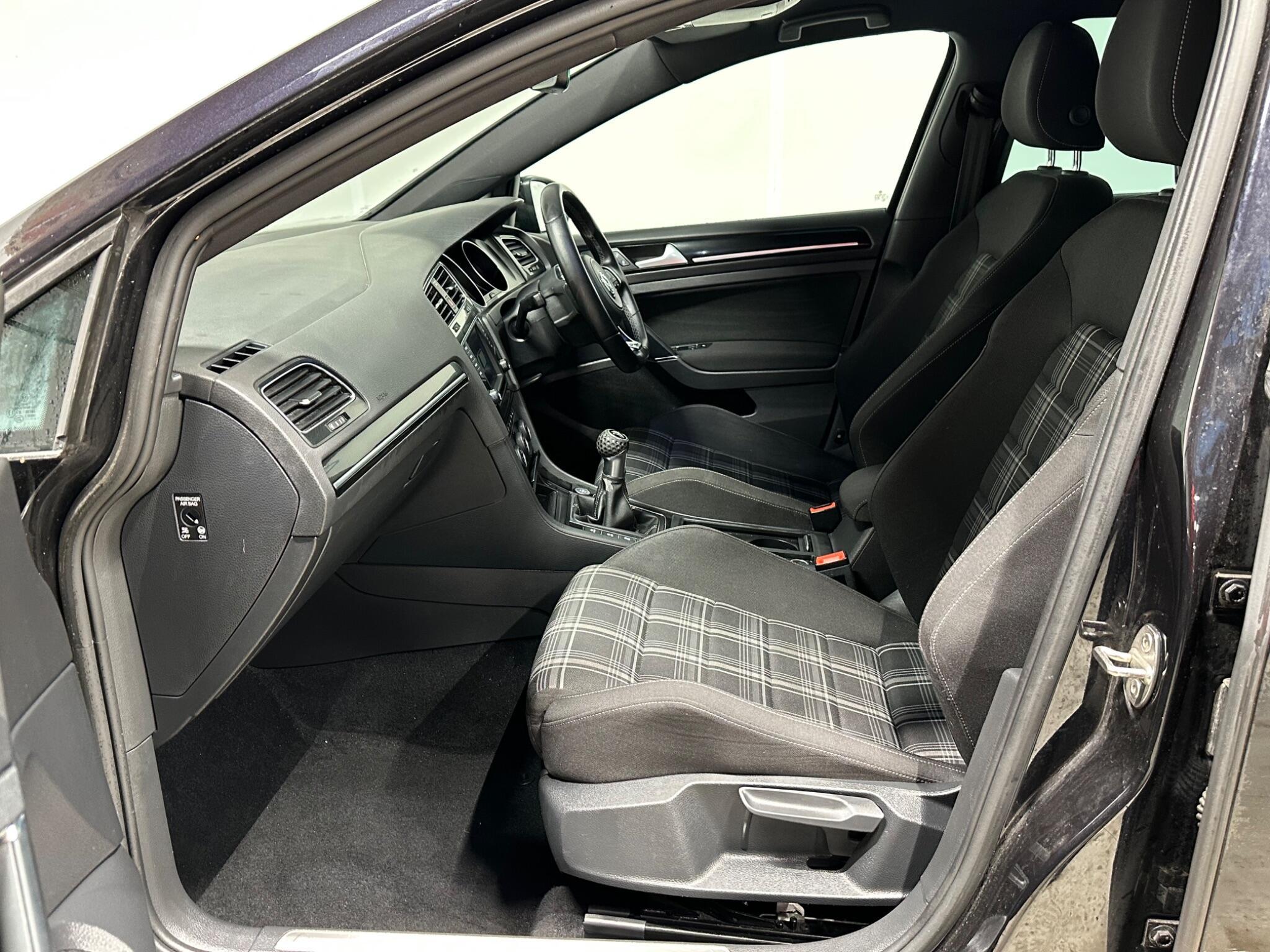 Volkswagen Golf - Image 11