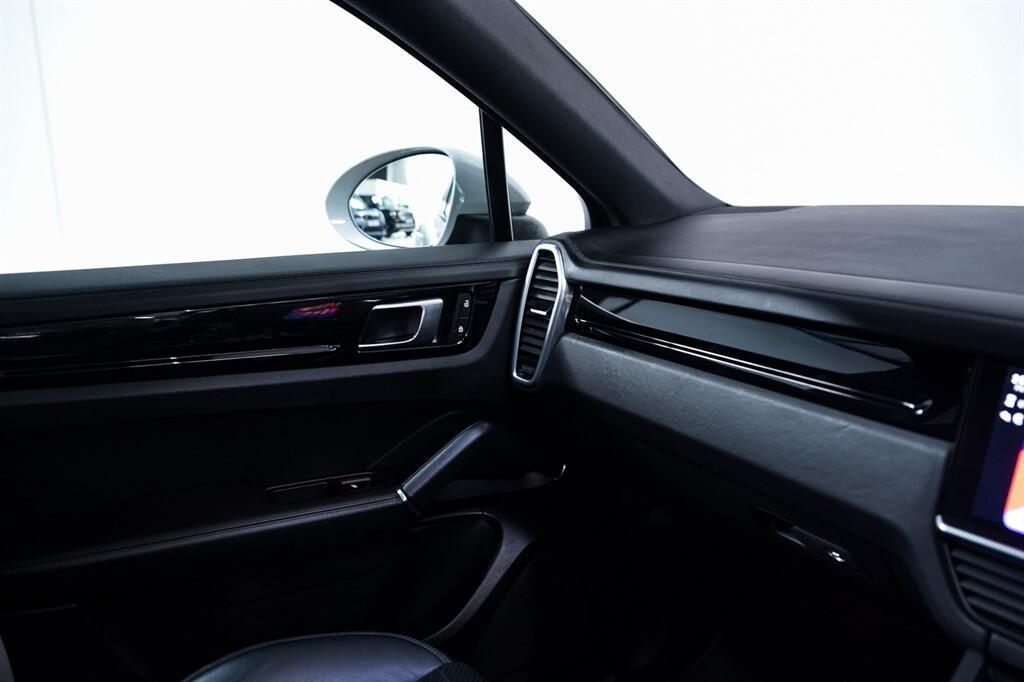 Porsche Cayenne - Image 20