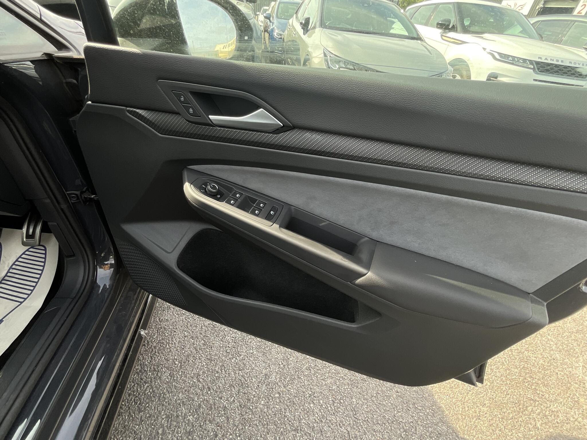 Volkswagen Golf - Image 17