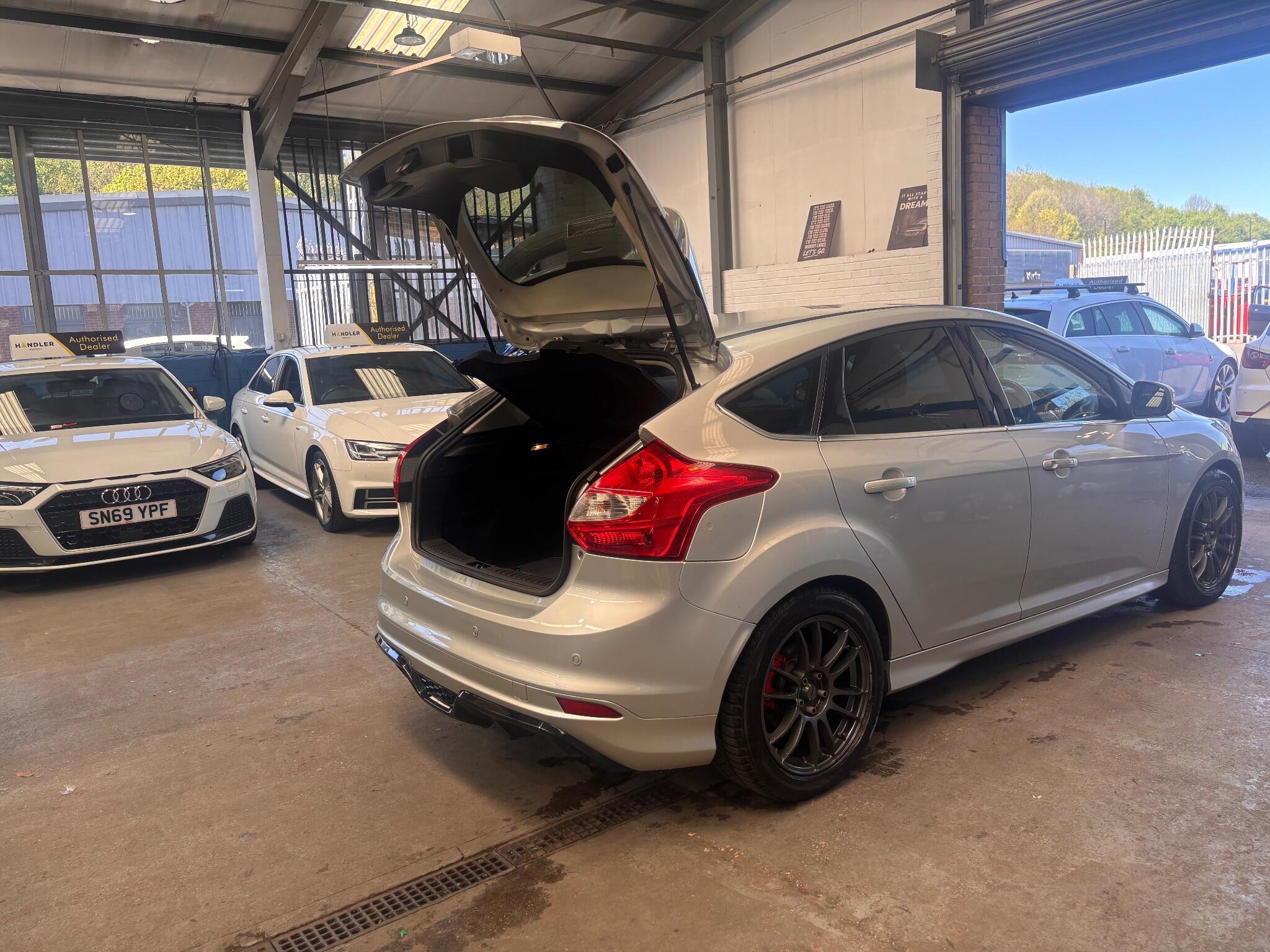 Ford Focus - Image 16