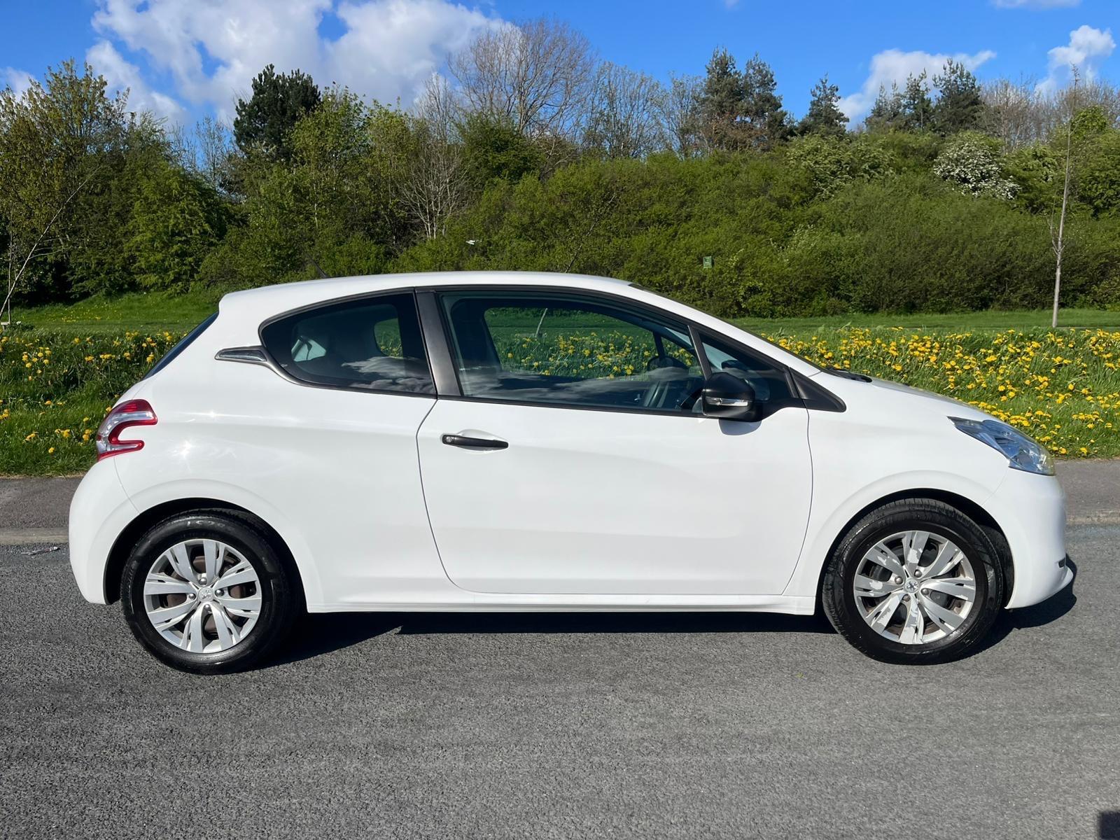 Peugeot 208 - Image 2