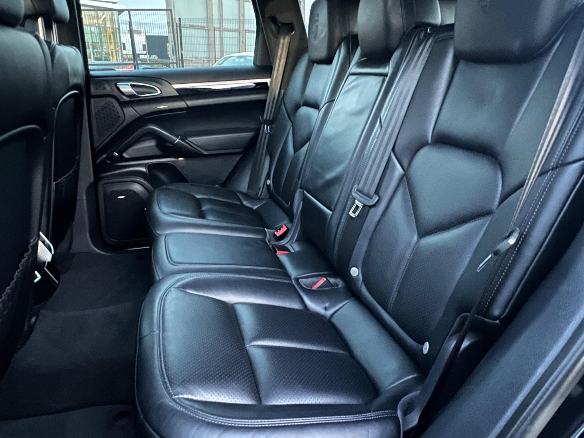 Porsche Cayenne - Image 18