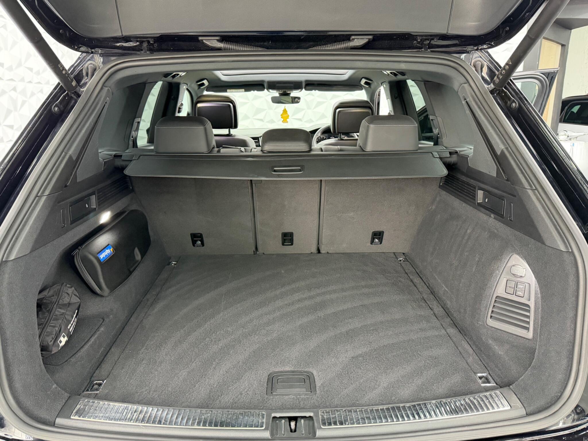 Volkswagen Touareg - Image 16