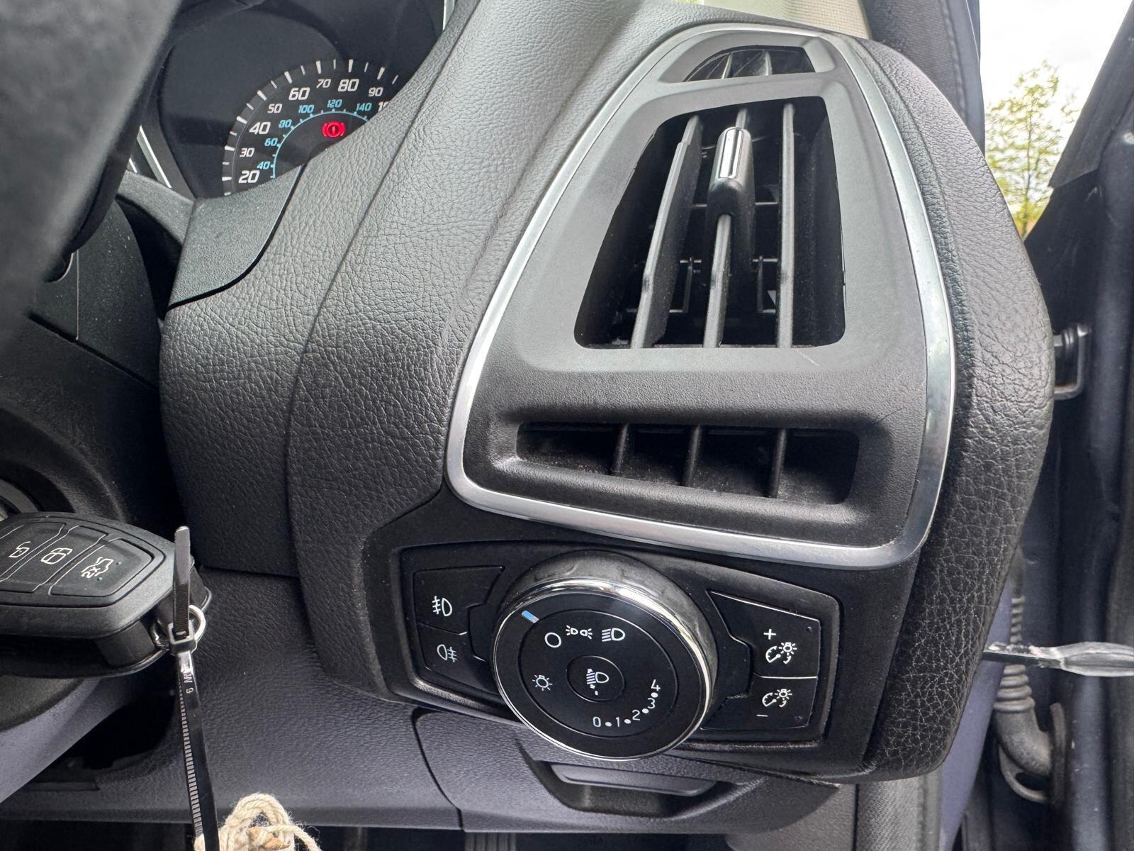 Ford Focus - Image 28