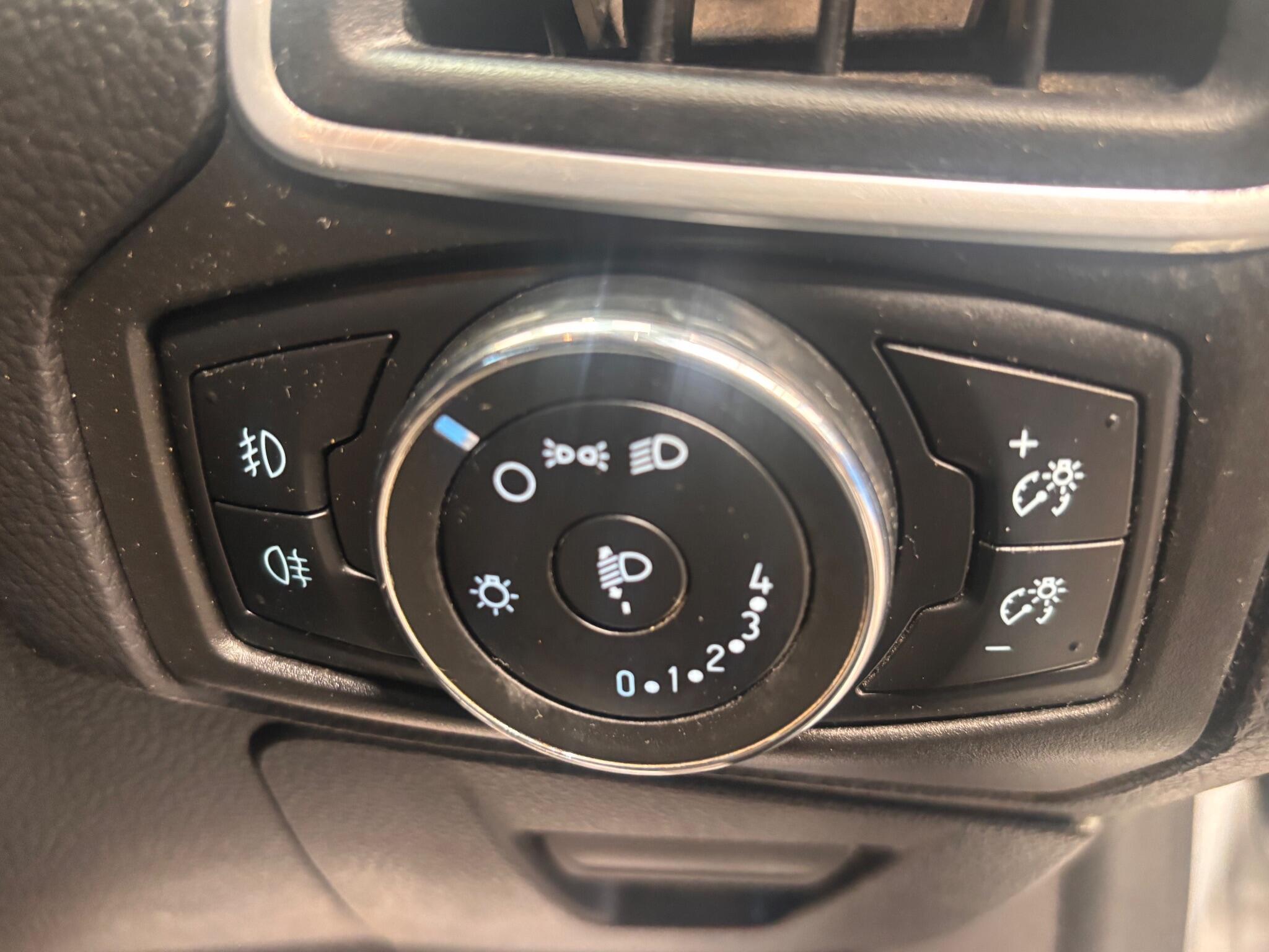 Ford Focus - Image 21