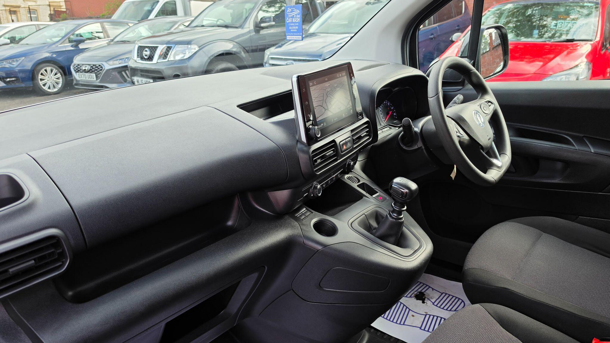Vauxhall Combo - Image 13