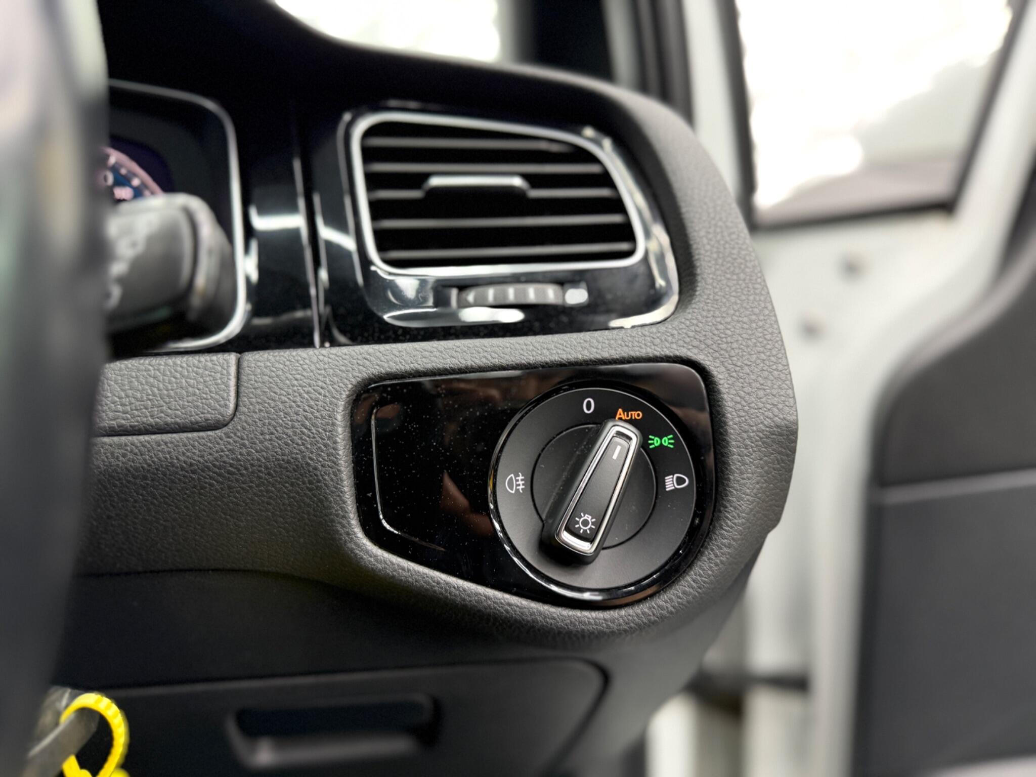 Volkswagen Golf - Image 36