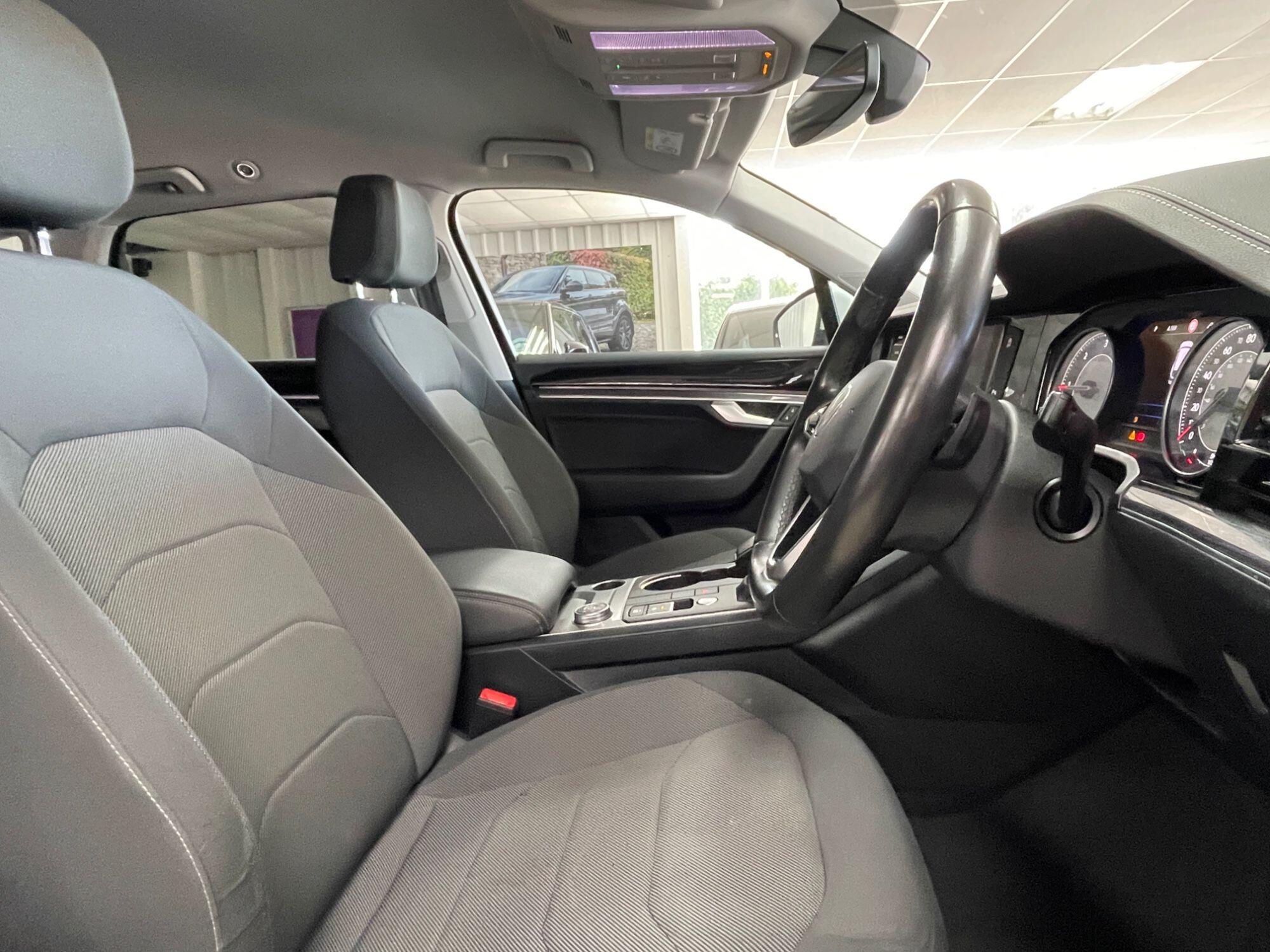 Volkswagen Touareg - Image 25