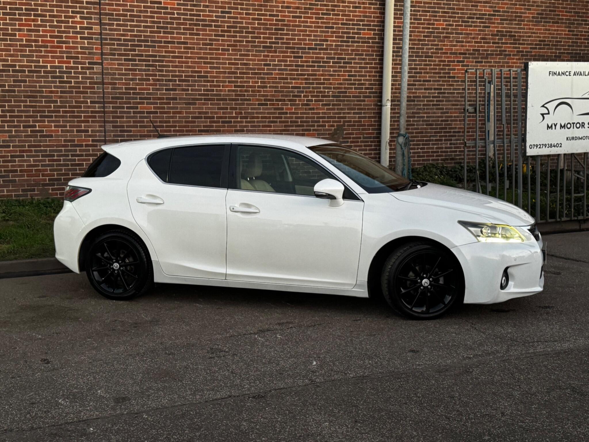 Lexus CT - Image 15