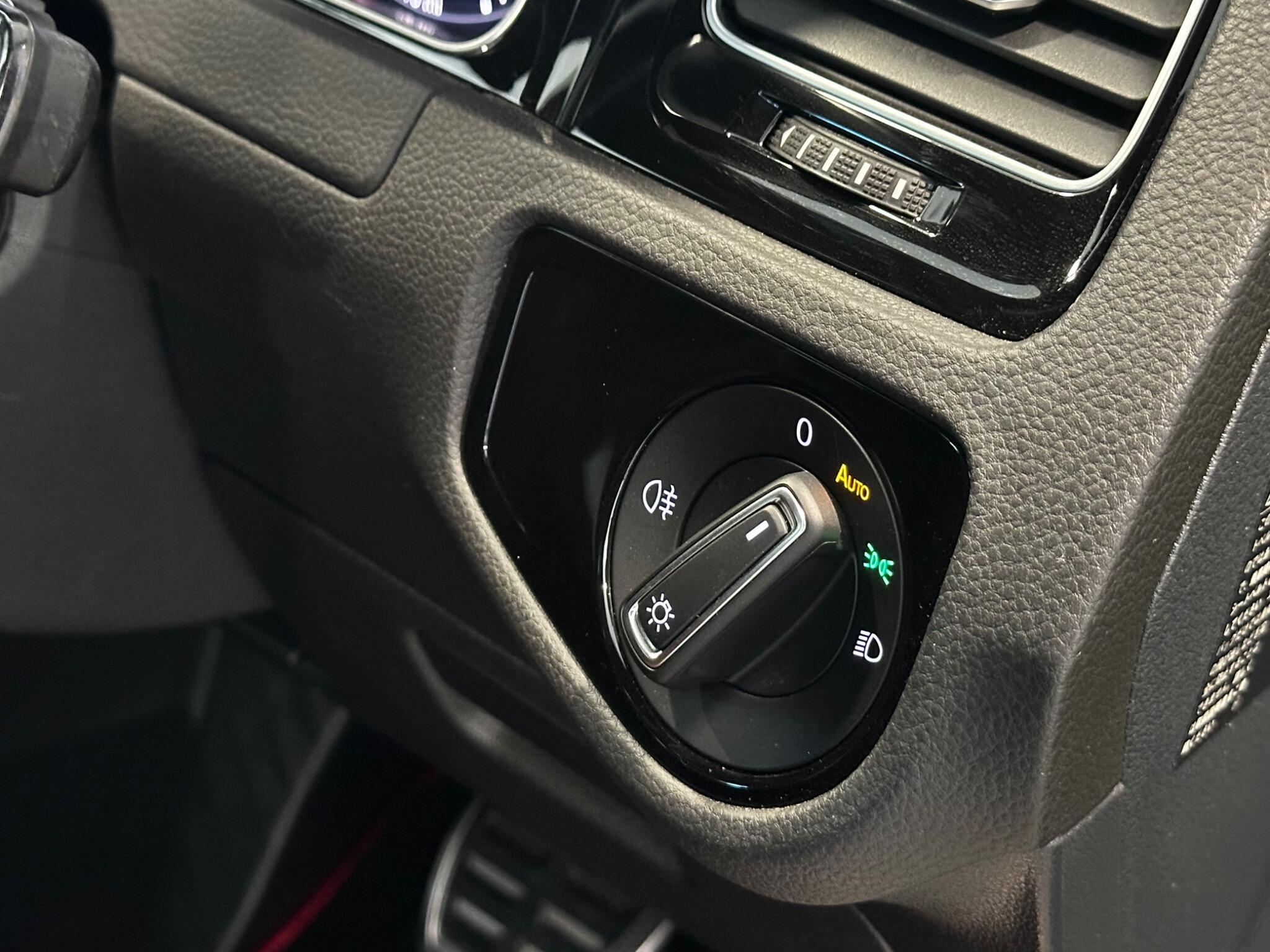 Volkswagen Golf - Image 13