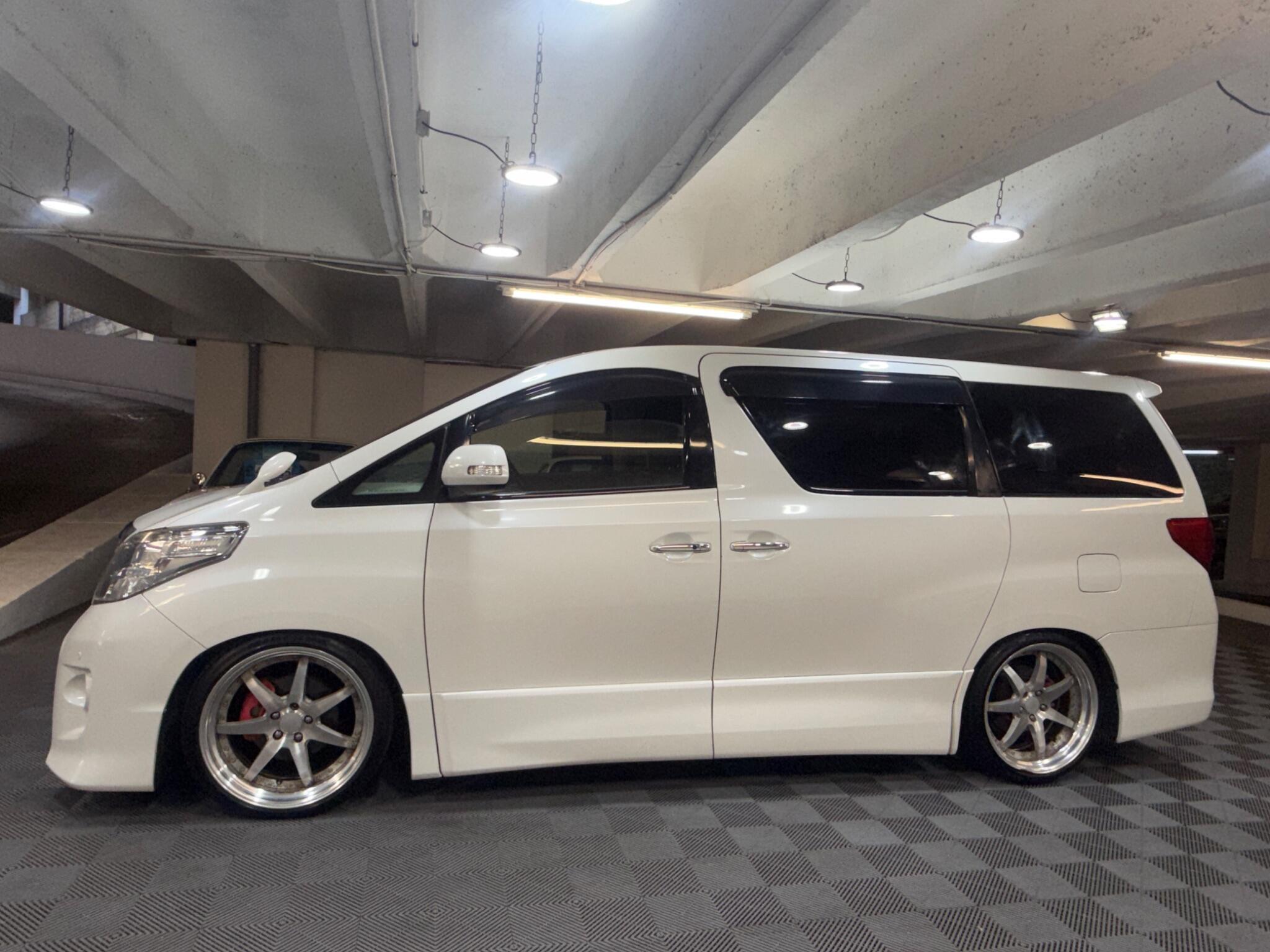 Toyota Alphard - Image 2