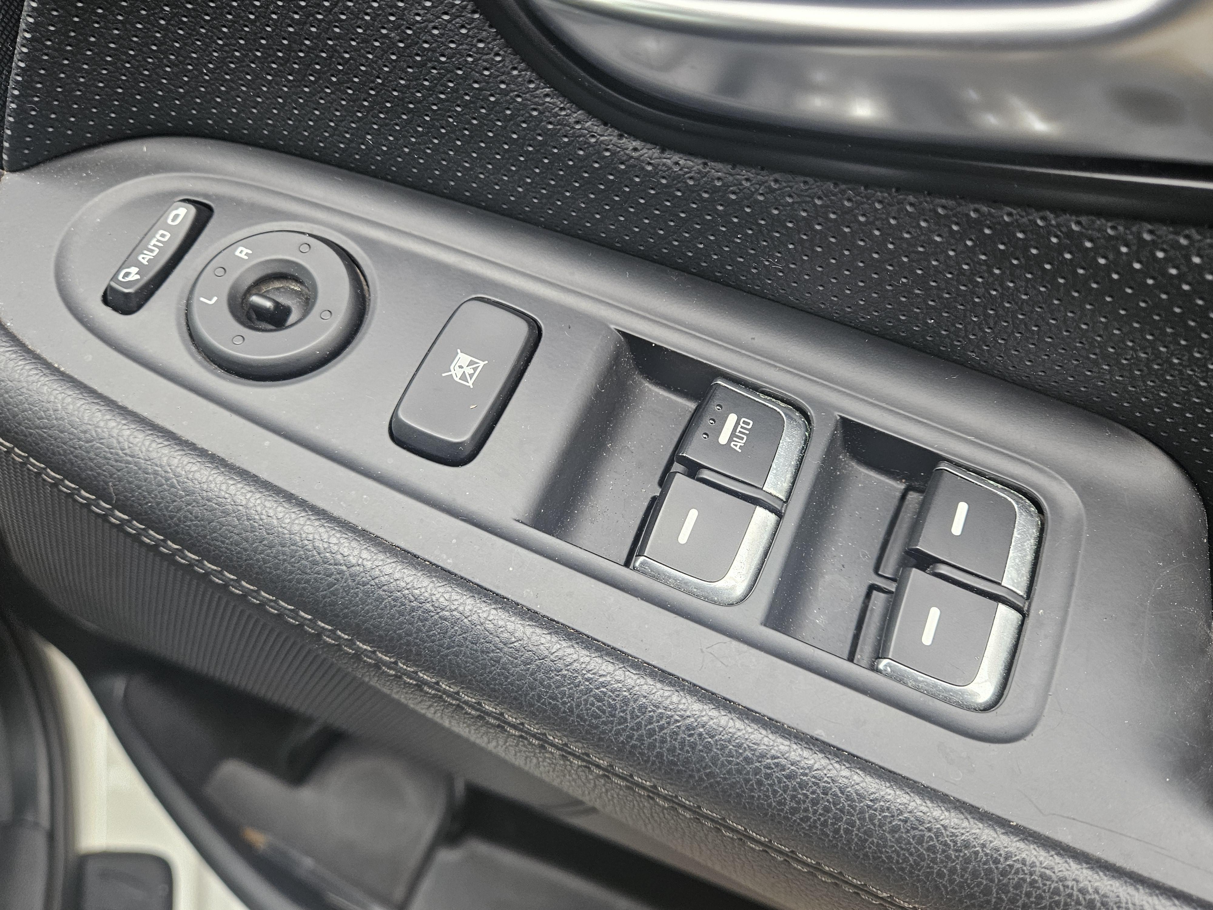 Kia Carens - Image 32