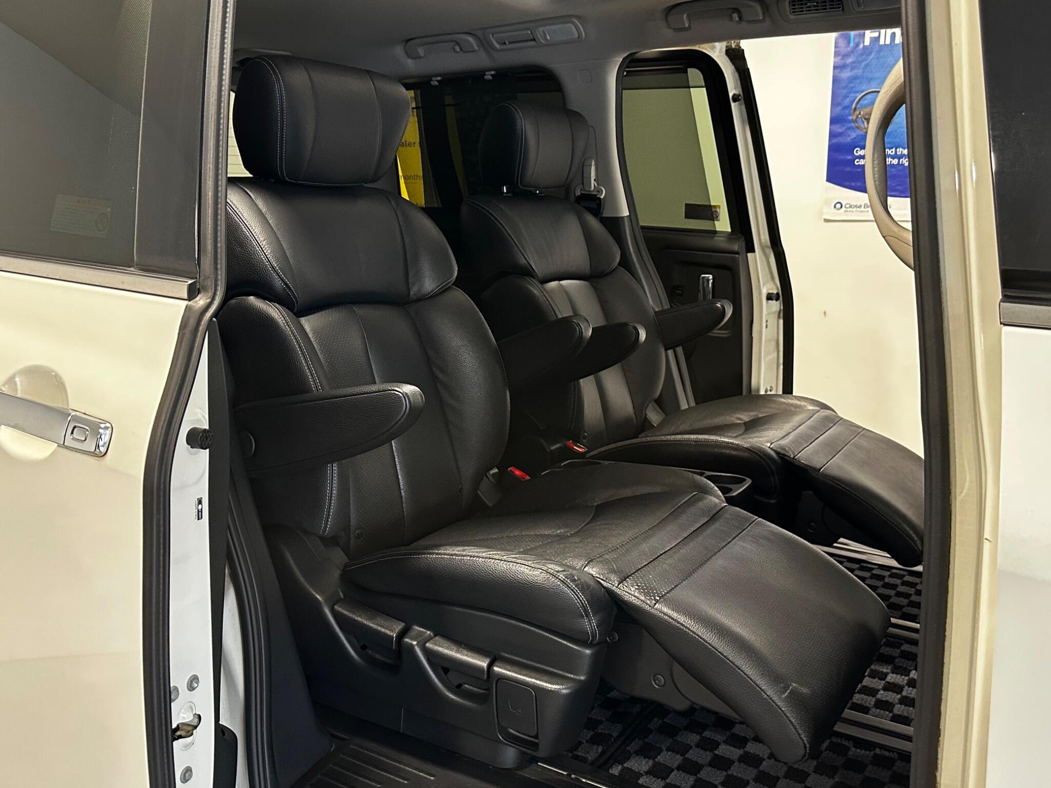Nissan Elgrand - Image 18