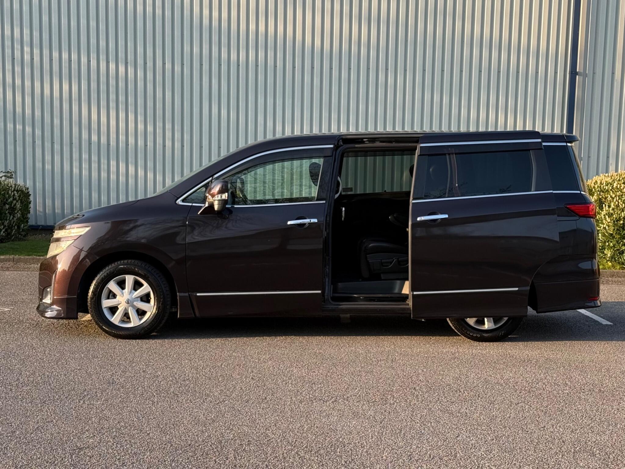 Nissan Elgrand - Image 14