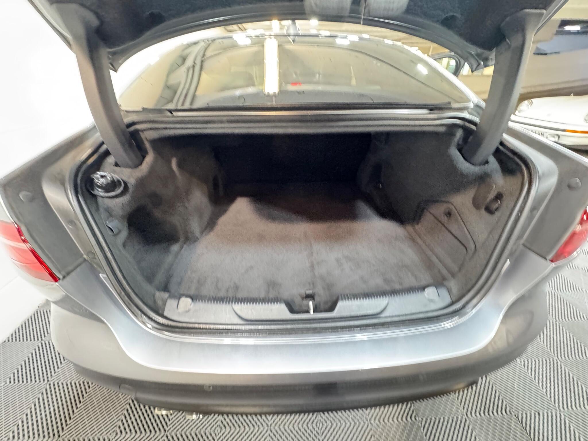 Jaguar XE - Image 13