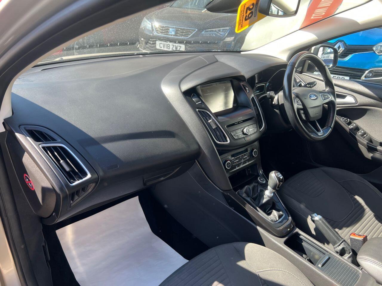 Ford Focus - Image 17