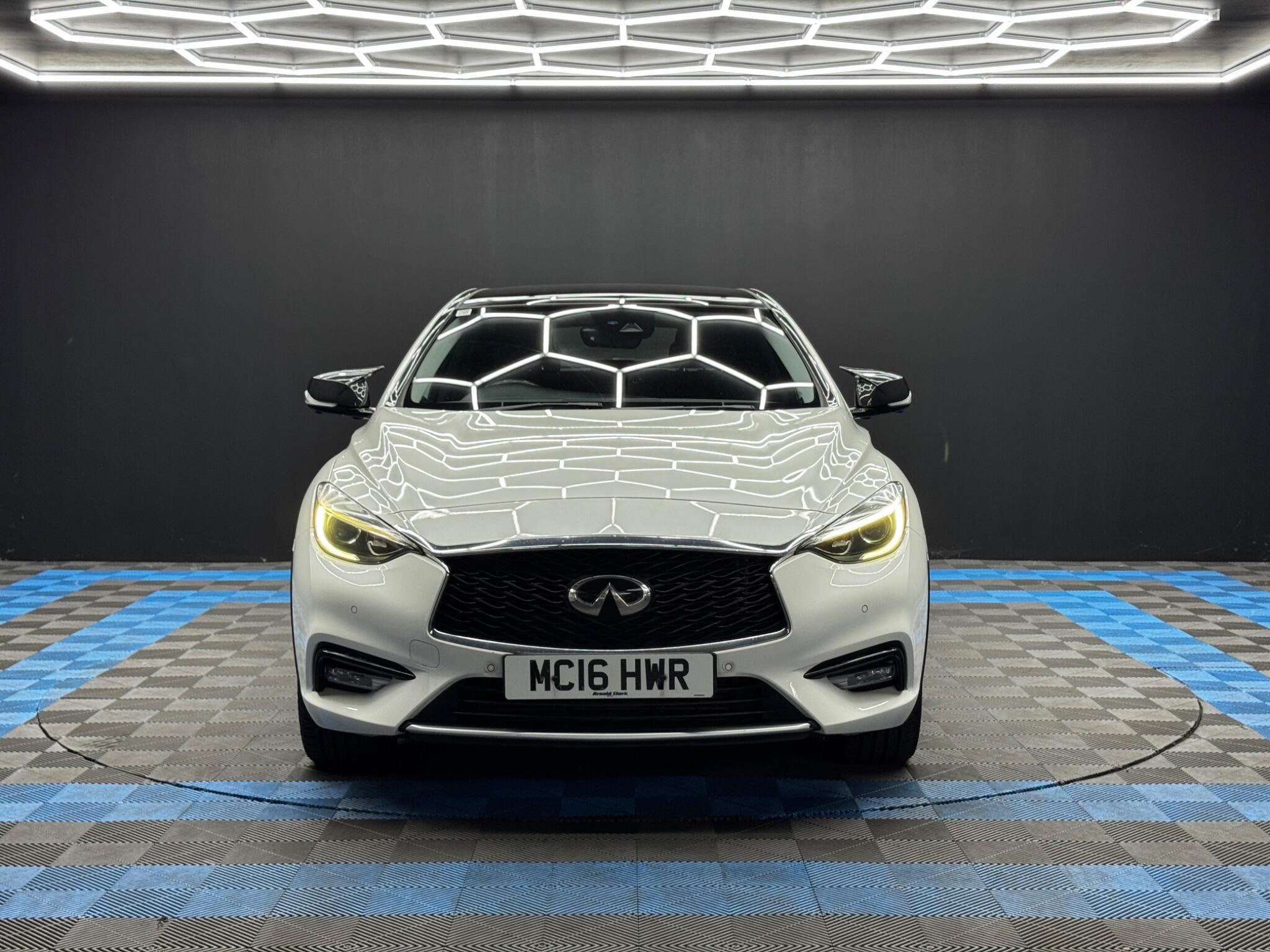 Infiniti Q30 - Image 2